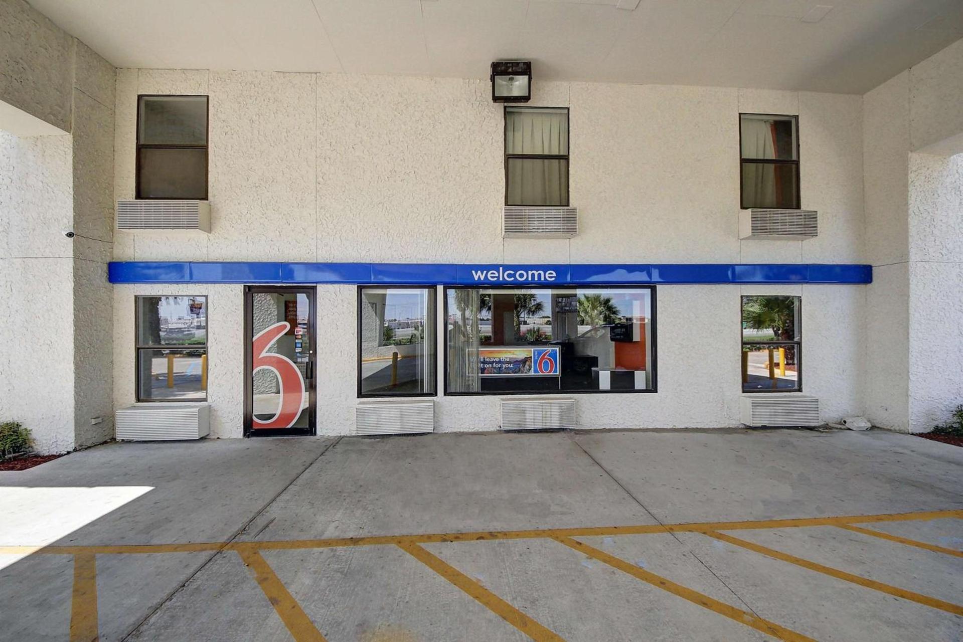 Motel 6-Laredo, TX - North I-35 photo 54