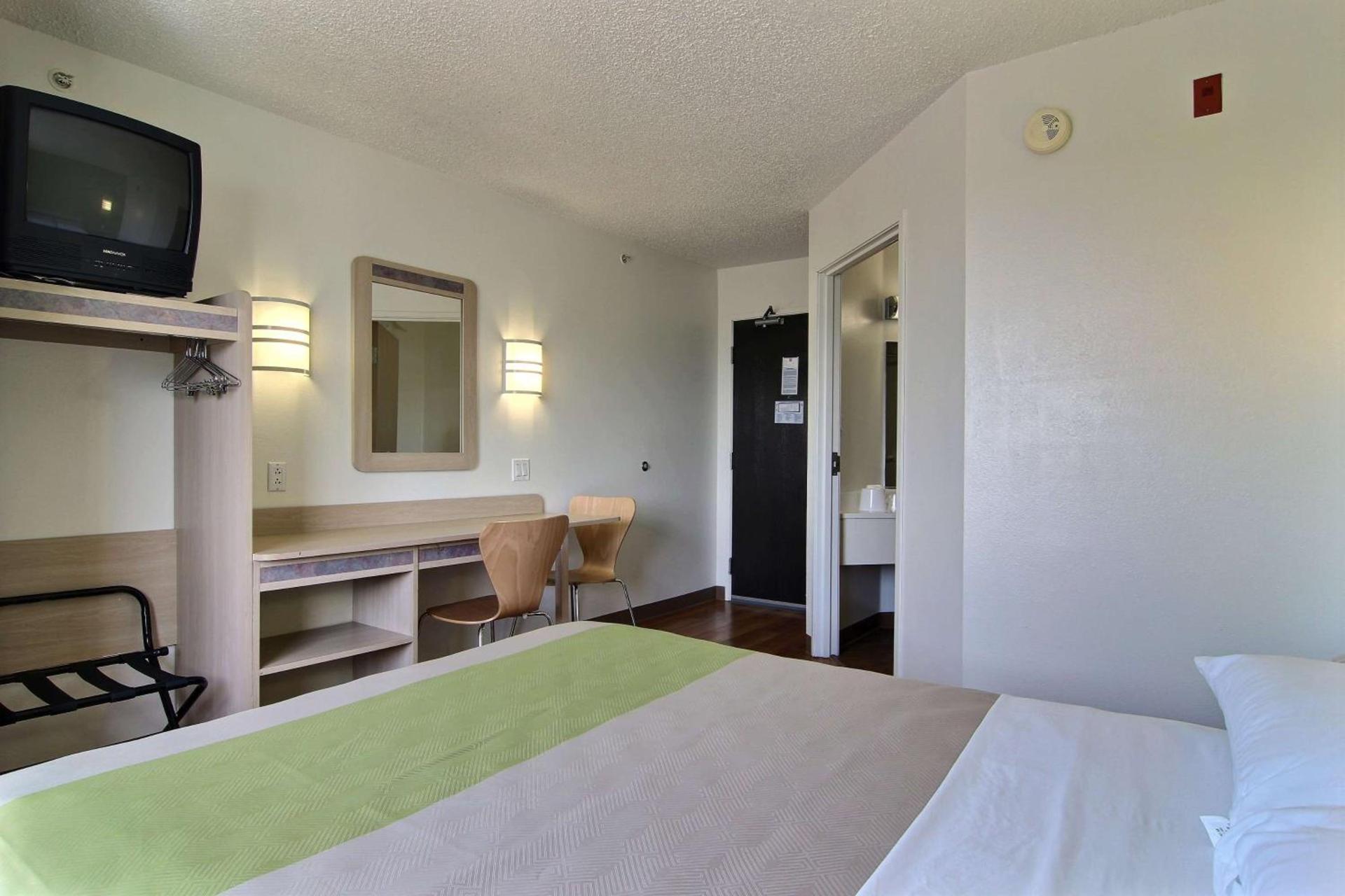 Motel 6-Albuquerque, NM - North photo 38