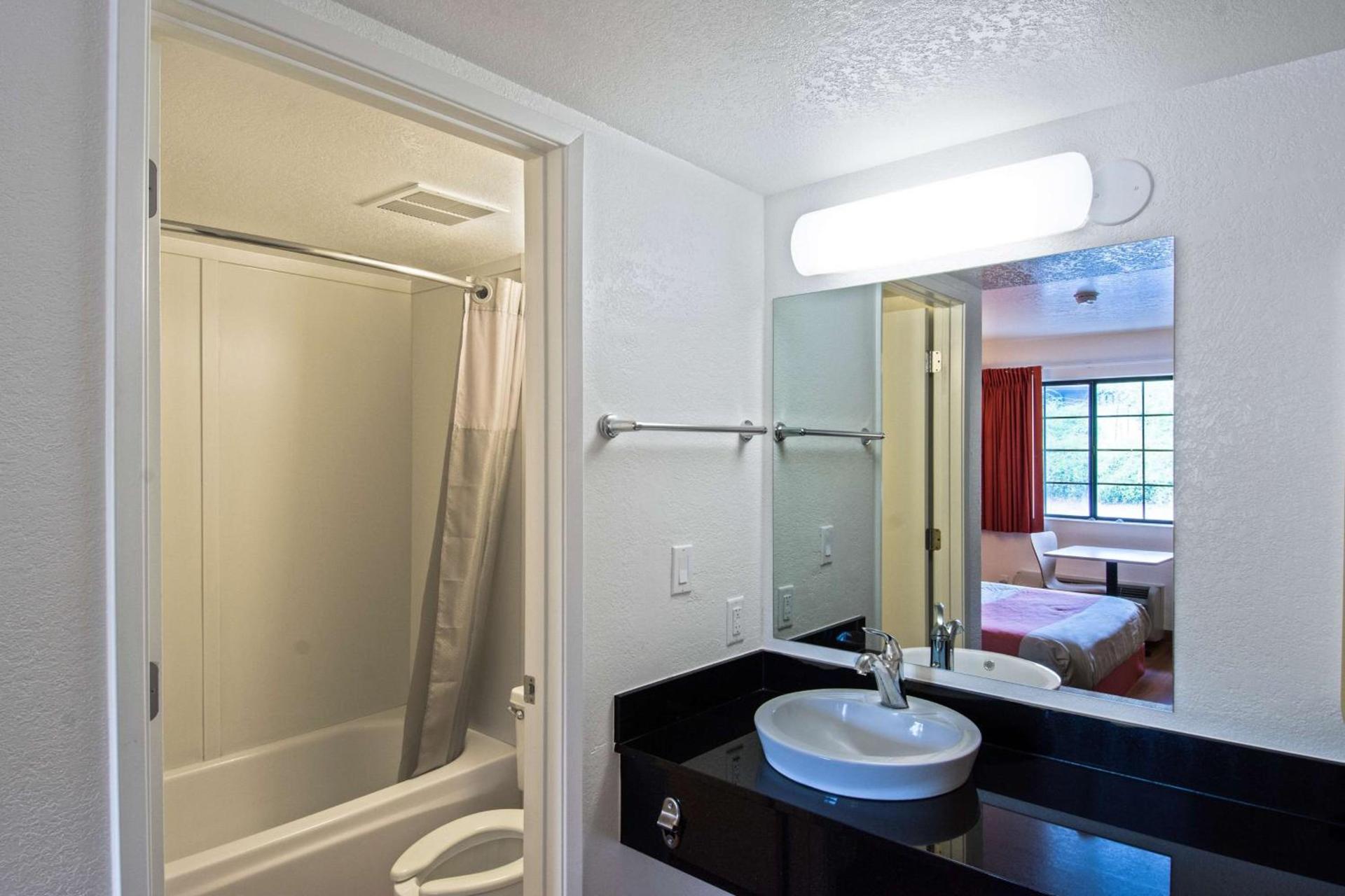 Motel 6-Redding, CA - South photo 33