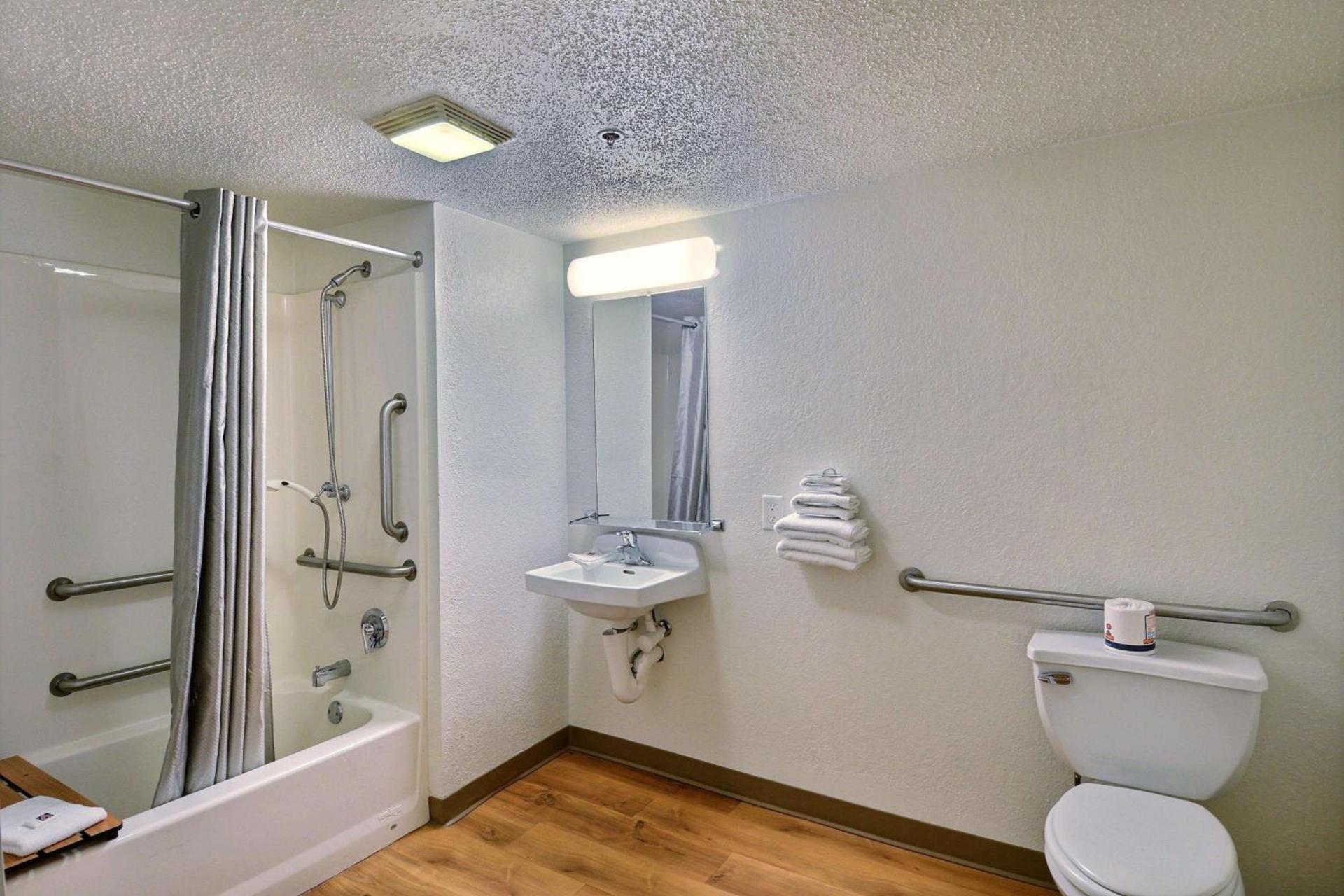 Motel 6-Tewksbury, MA - Boston photo 40