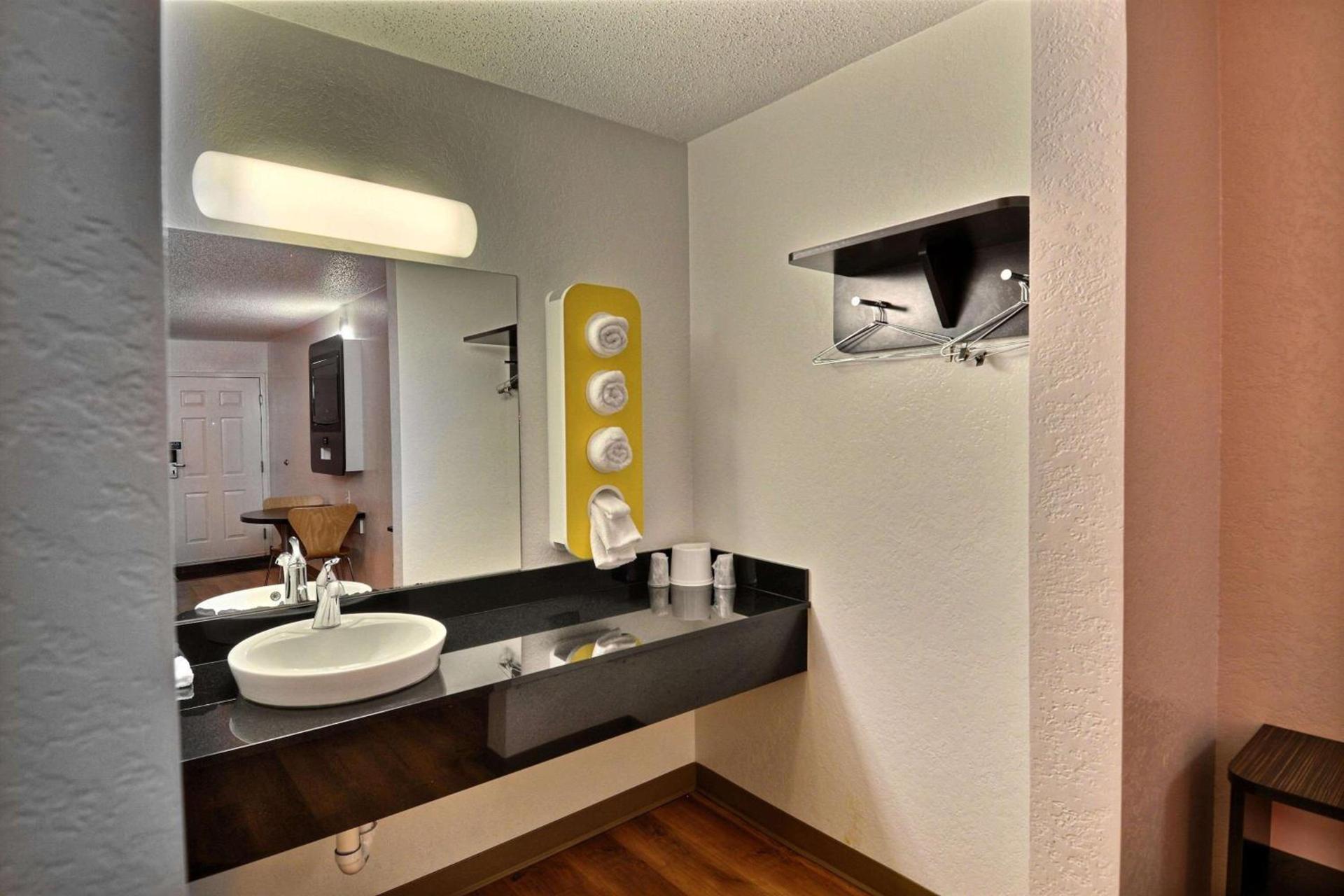 Motel 6-Tewksbury, MA - Boston photo 36