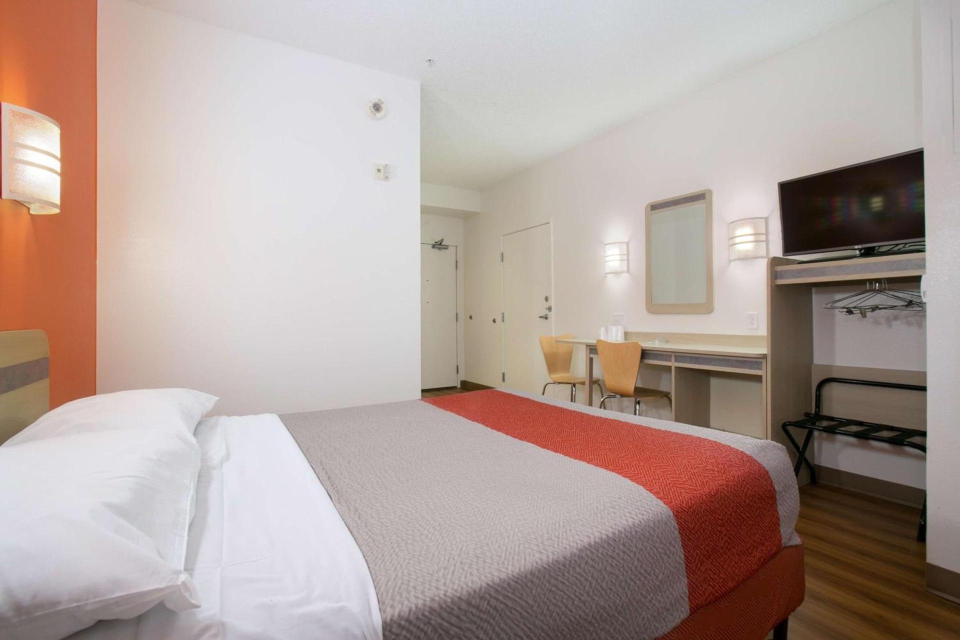 Motel 6-Brooklyn Center, MN - Minneapolis photo 42