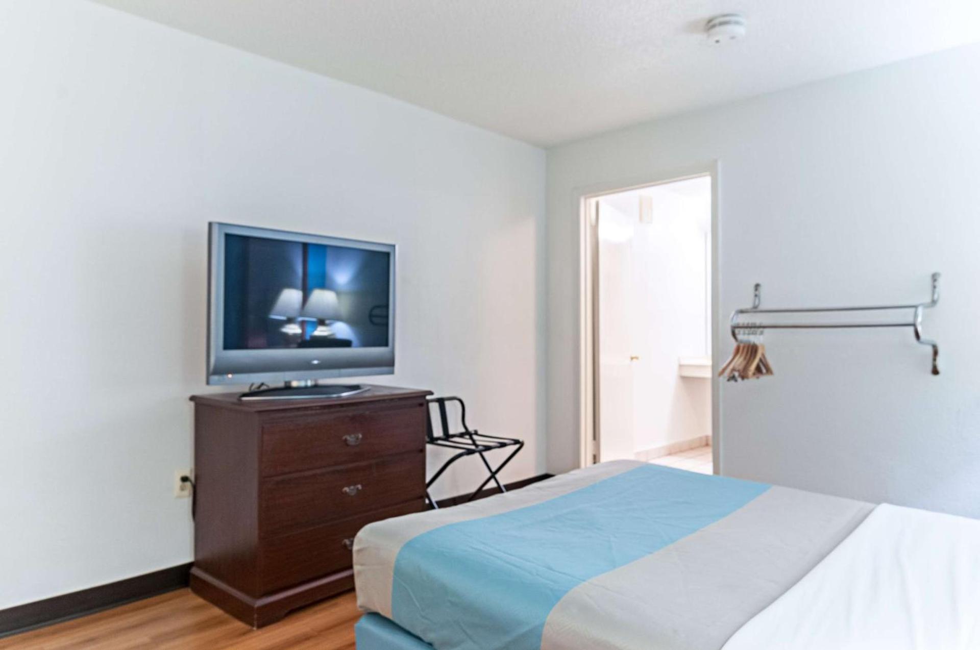 Motel 6-Southgate, MI - Detroit photo 64