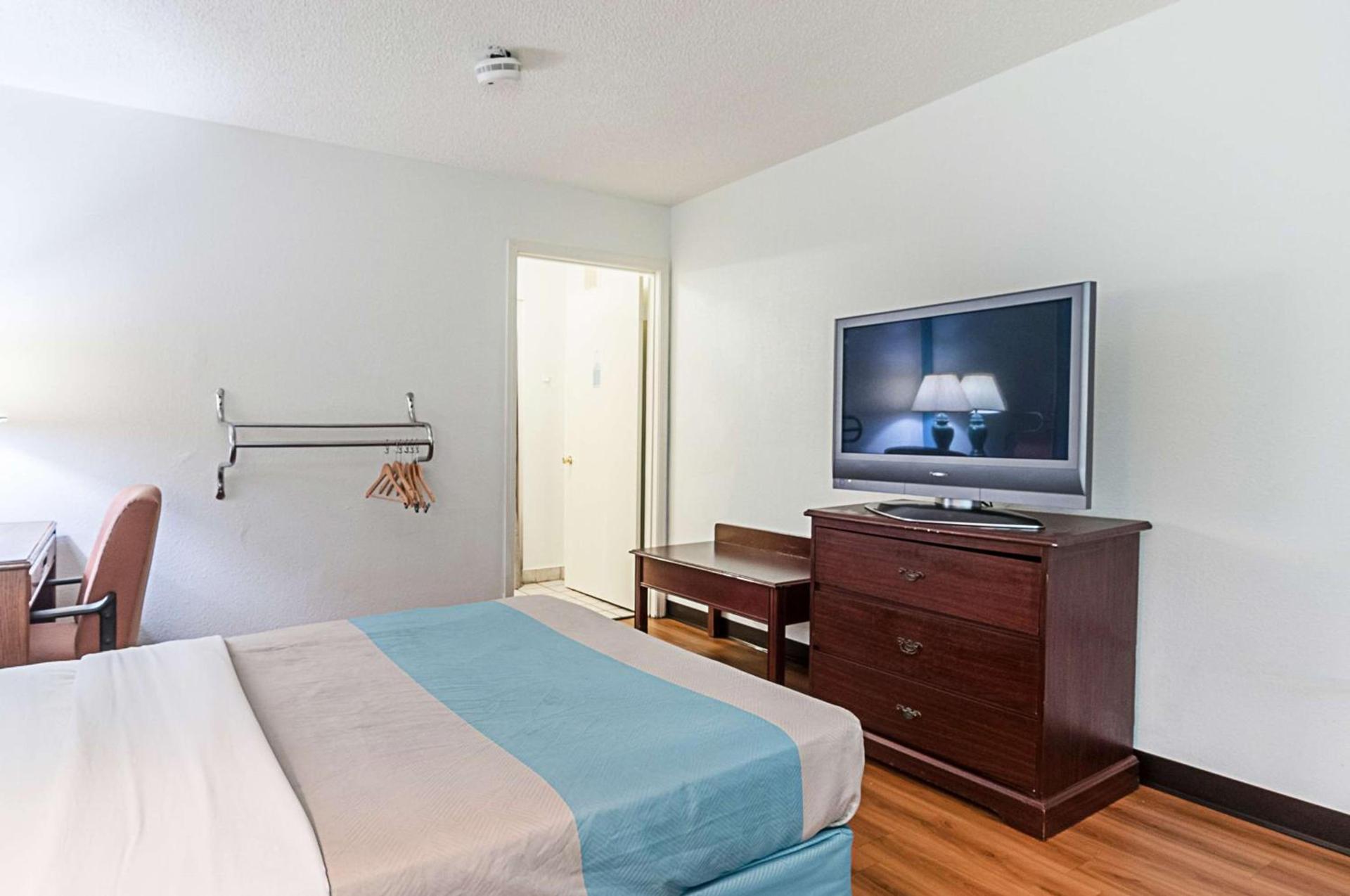 Motel 6-Southgate, MI - Detroit photo 62