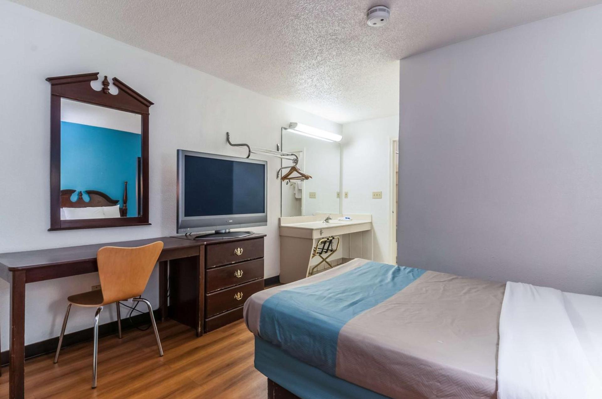Motel 6-Southgate, MI - Detroit photo 59