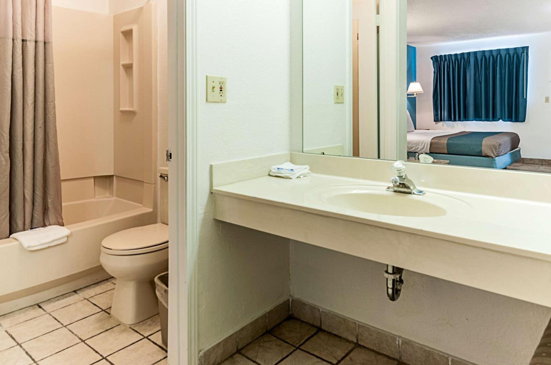 Motel 6-Southgate, MI - Detroit photo 57