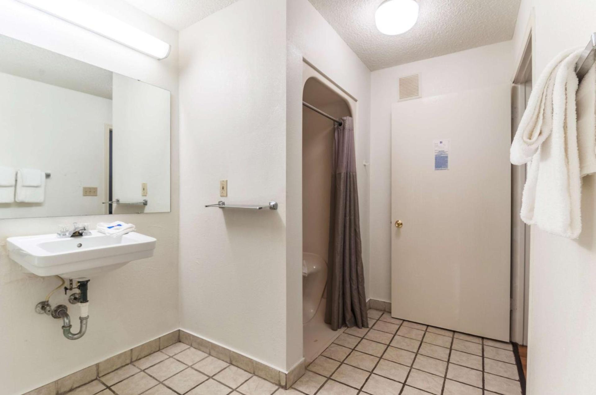 Motel 6-Southgate, MI - Detroit photo 53