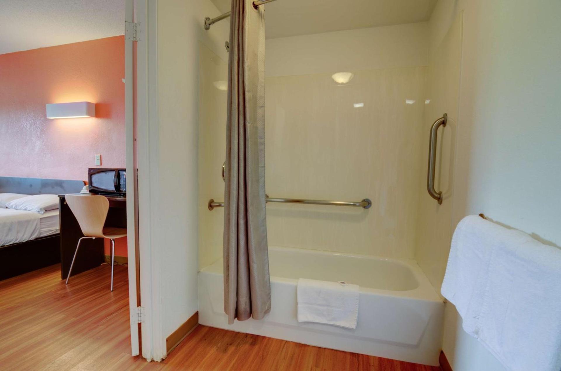 Days Inn by Wyndham Kansas City Northeast photo 62