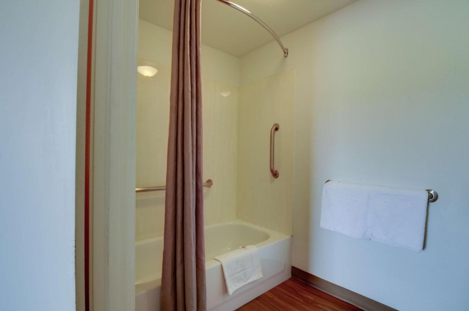 Days Inn by Wyndham Kansas City Northeast photo 64