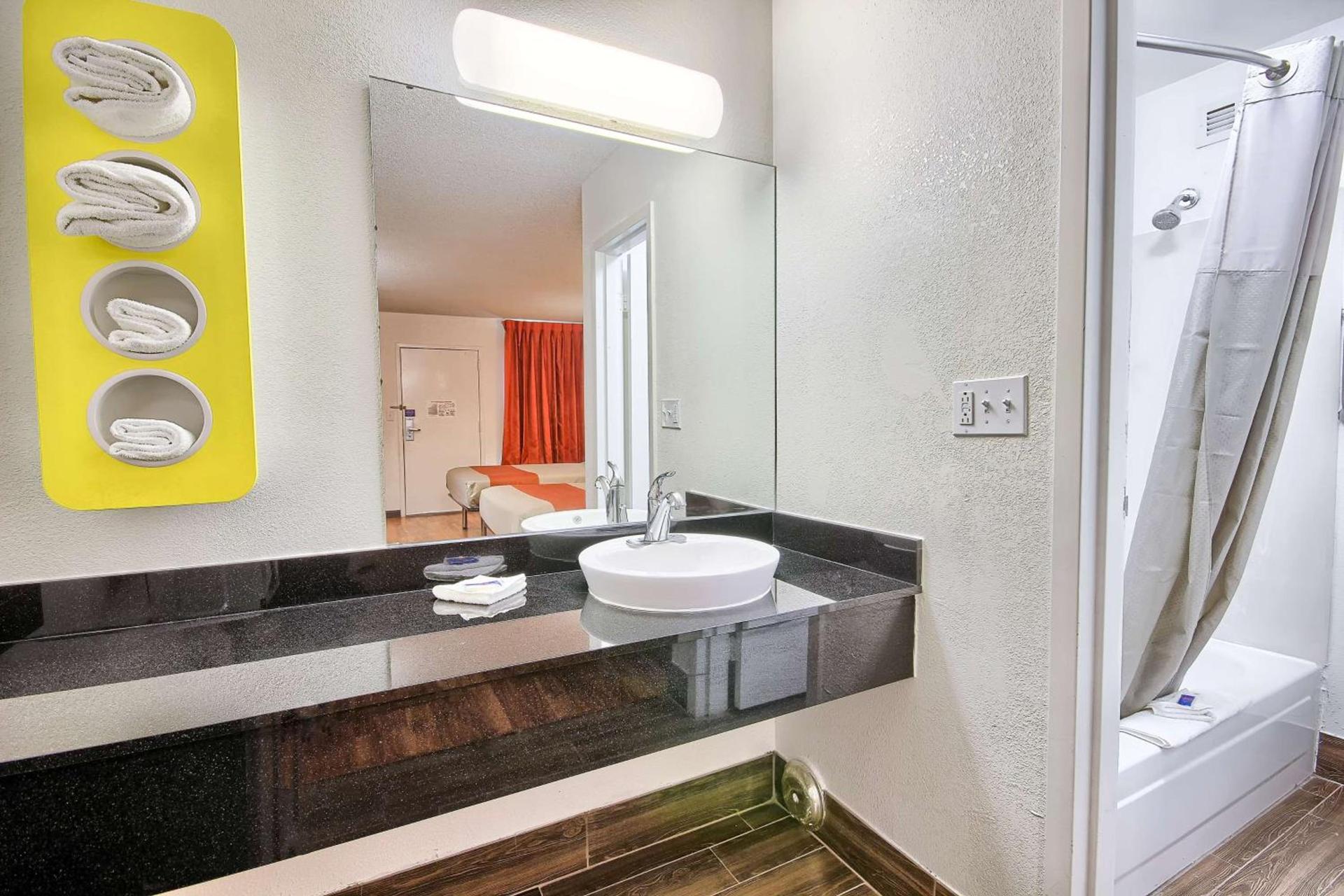 Motel 6-Columbus, OH - West photo 52