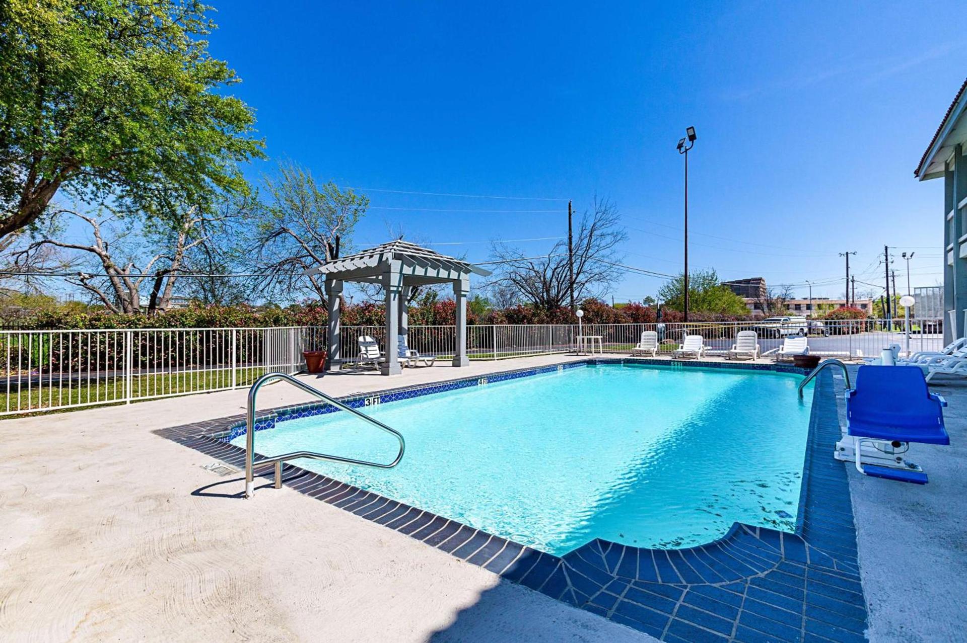 Motel 6-Dallas, TX - Market Center photo 87