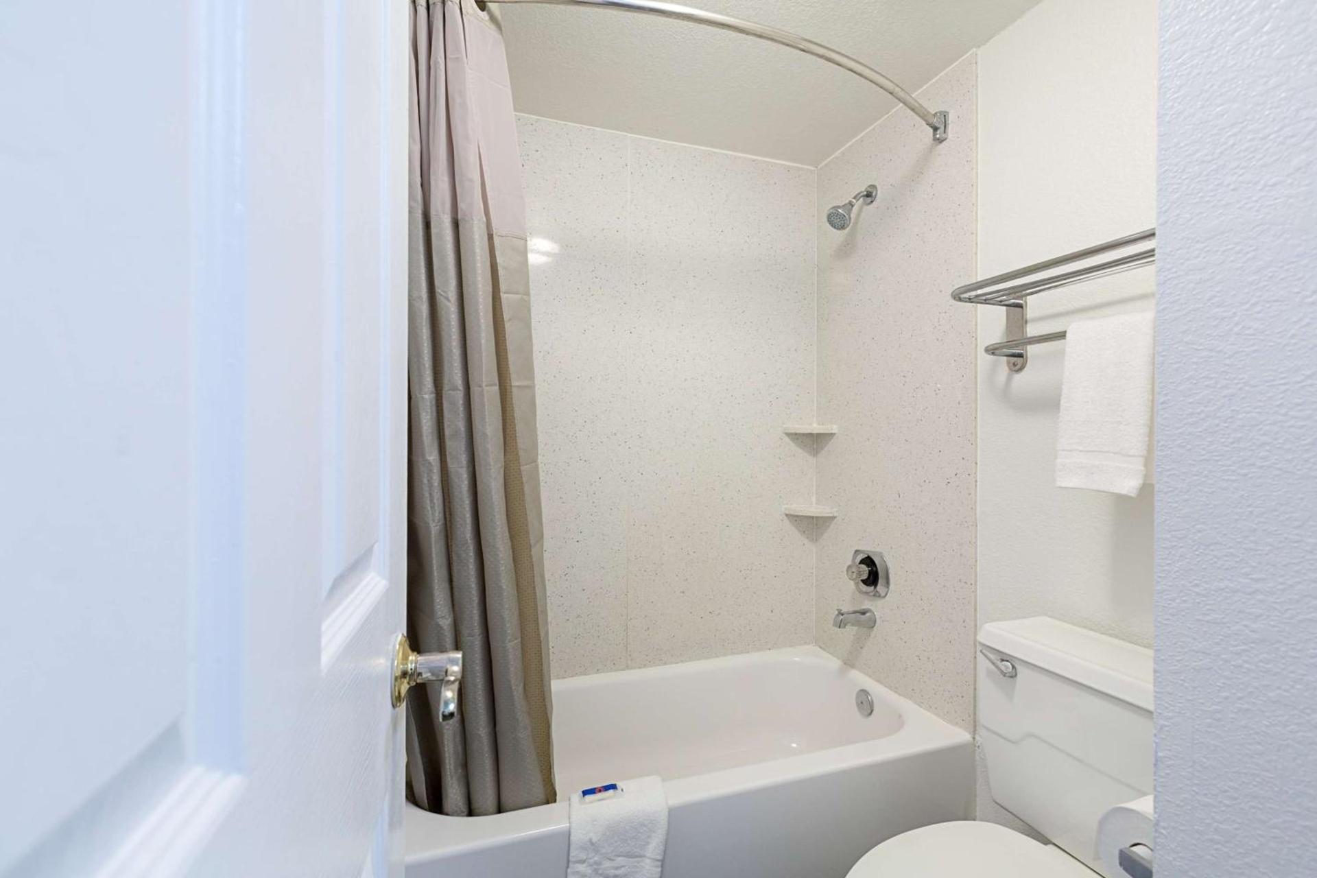Motel 6-Dallas, TX - Market Center photo 71