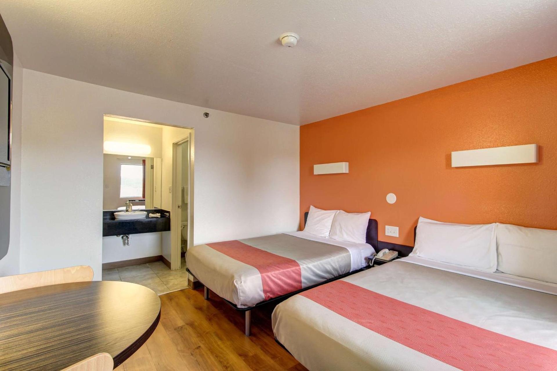 Motel 6-Amherst, OH - Cleveland West - Lorain photo 23