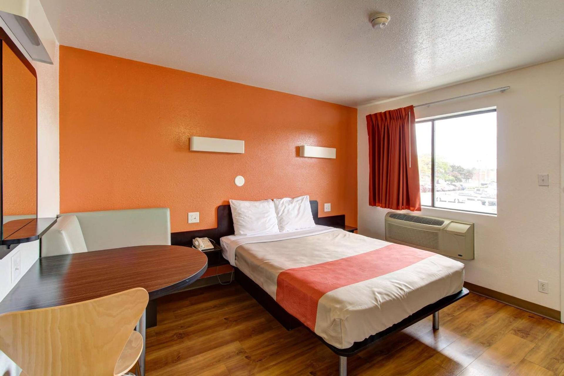 Motel 6-Amherst, OH - Cleveland West - Lorain photo 18
