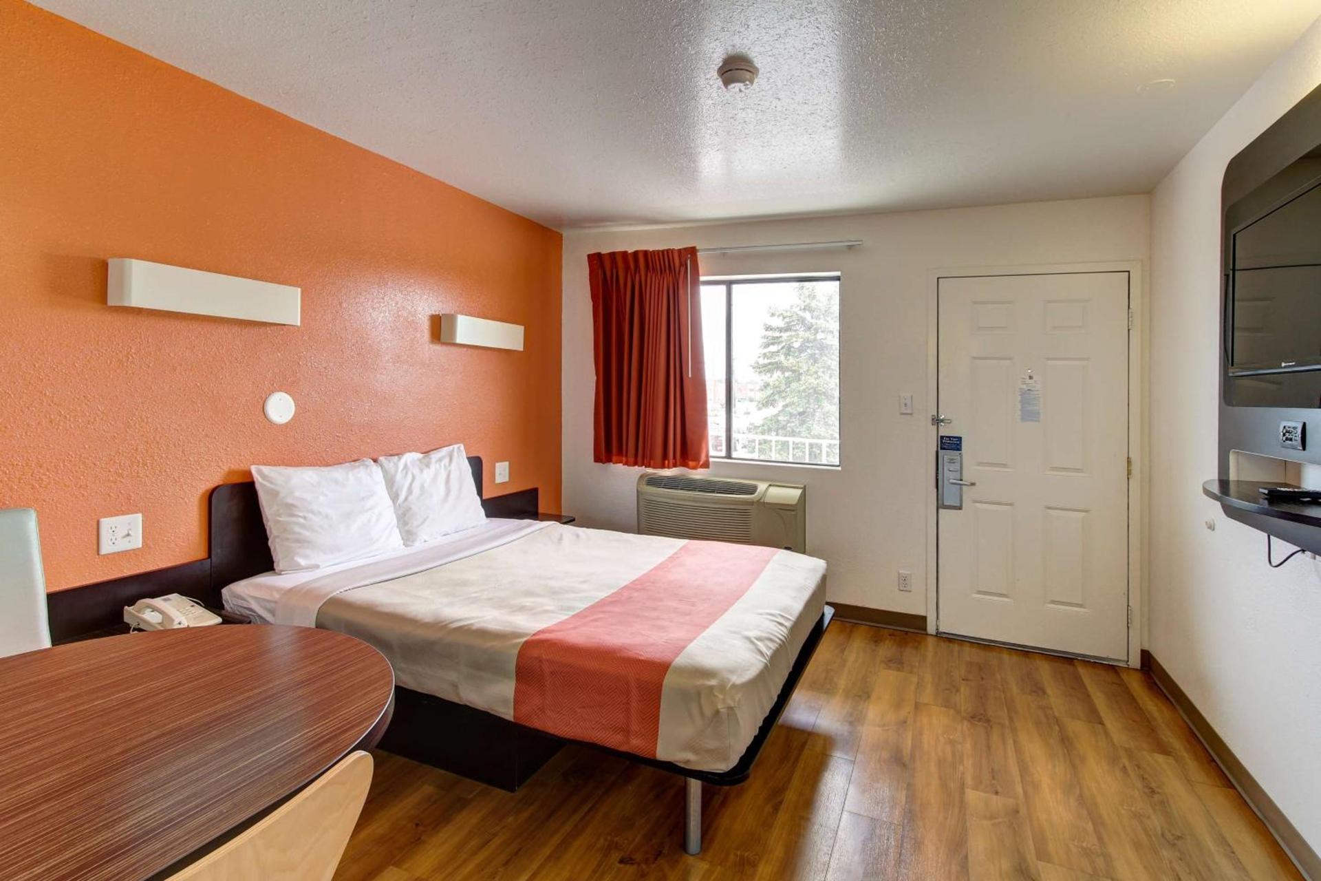 Motel 6-Amherst, OH - Cleveland West - Lorain photo 17