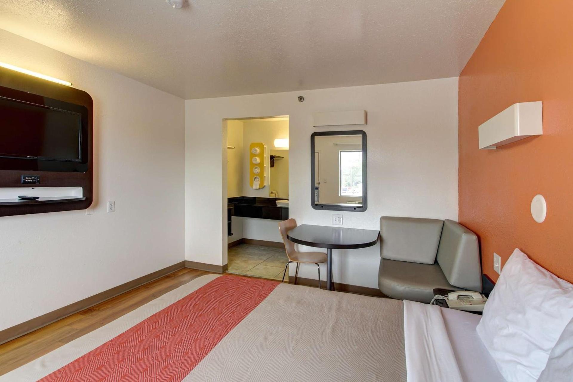 Motel 6-Amherst, OH - Cleveland West - Lorain photo 16
