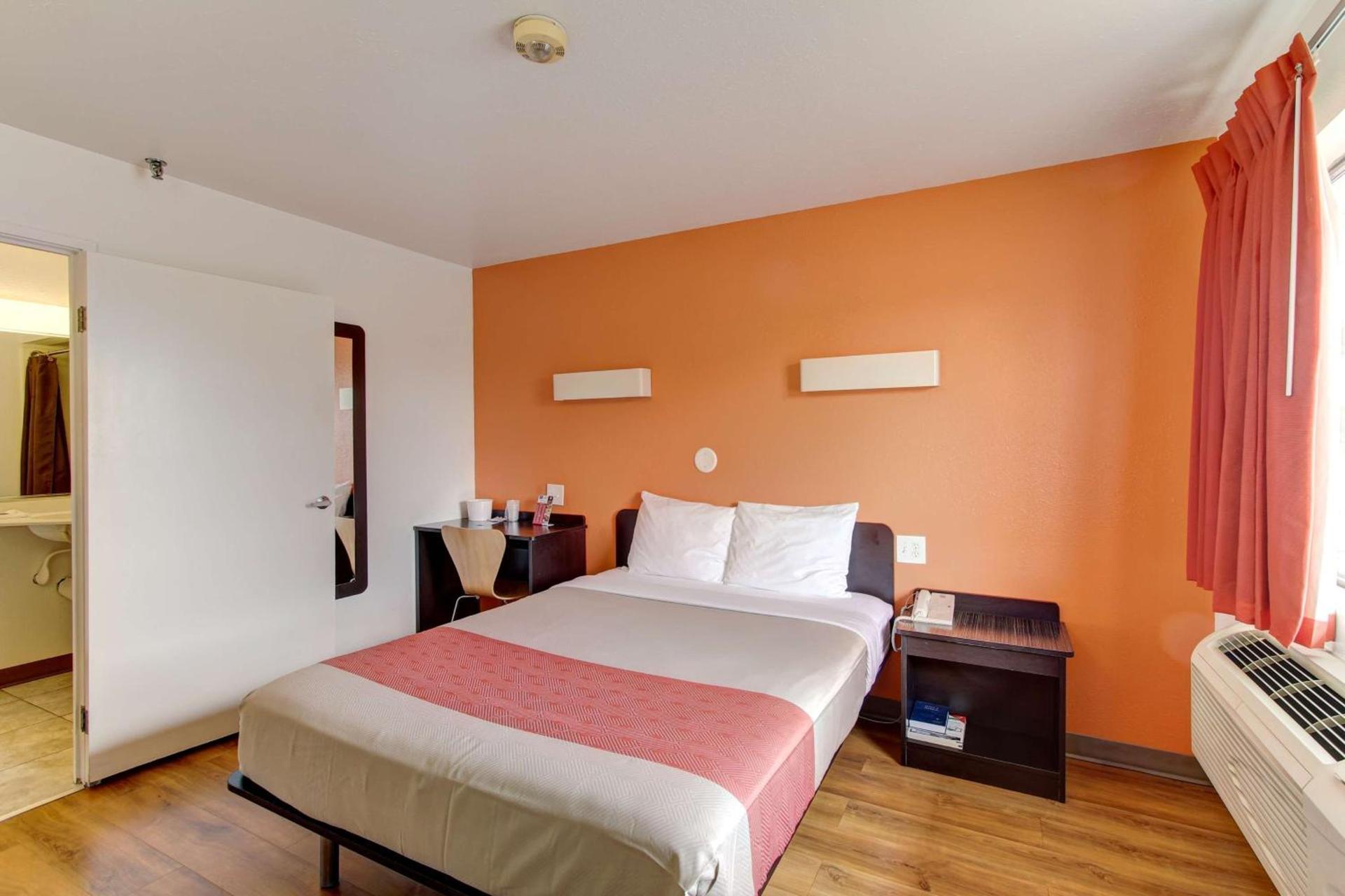 Motel 6-Amherst, OH - Cleveland West - Lorain photo 14