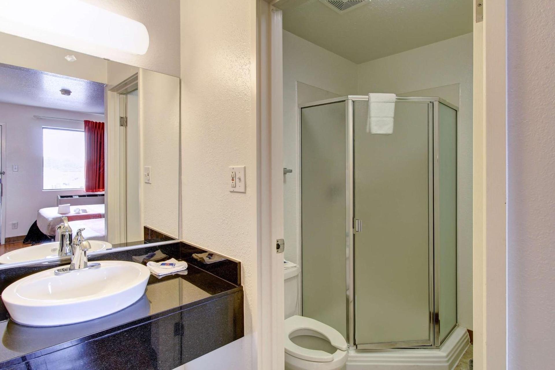 Motel 6-Amherst, OH - Cleveland West - Lorain photo 13