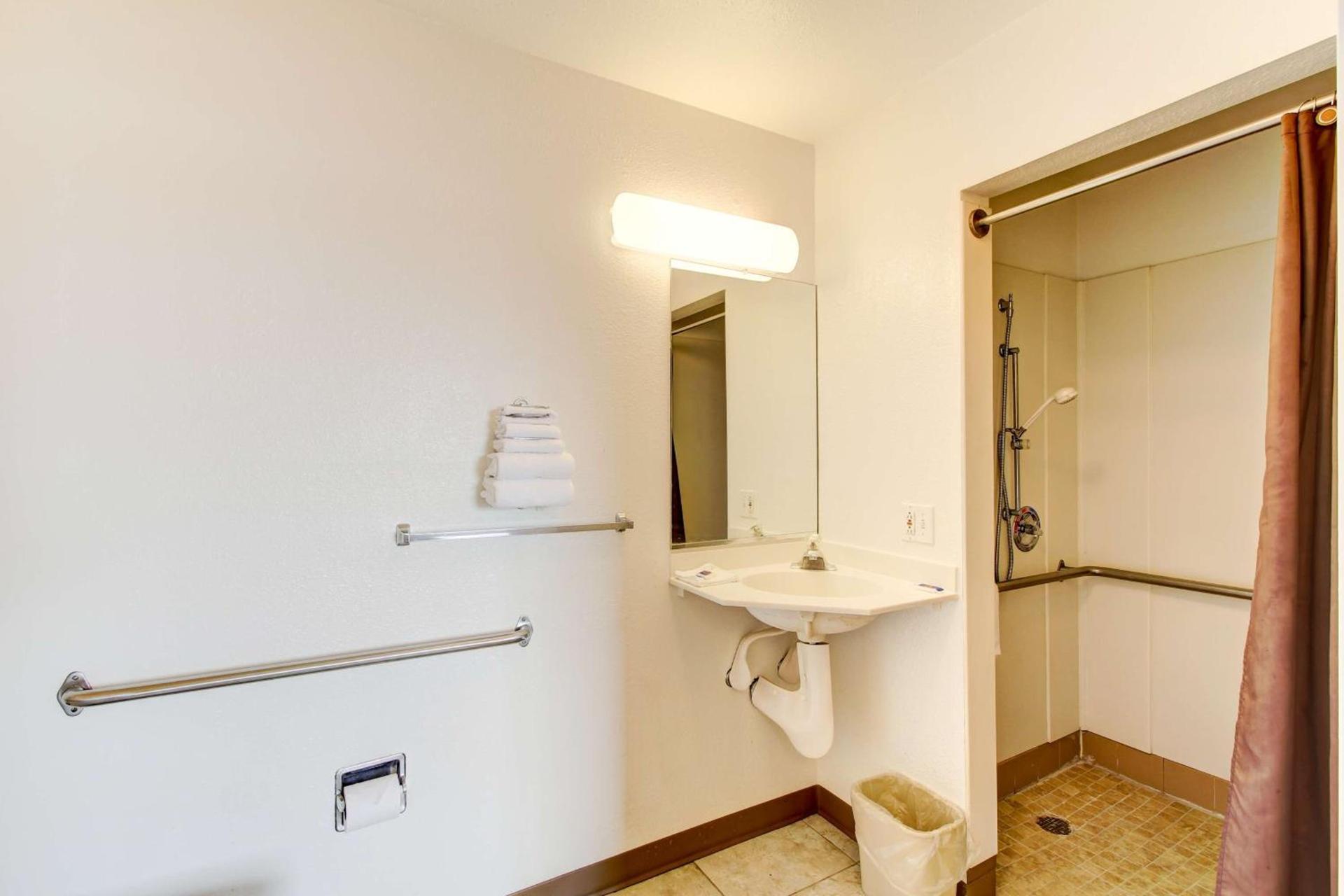 Motel 6-Amherst, OH - Cleveland West - Lorain photo 12