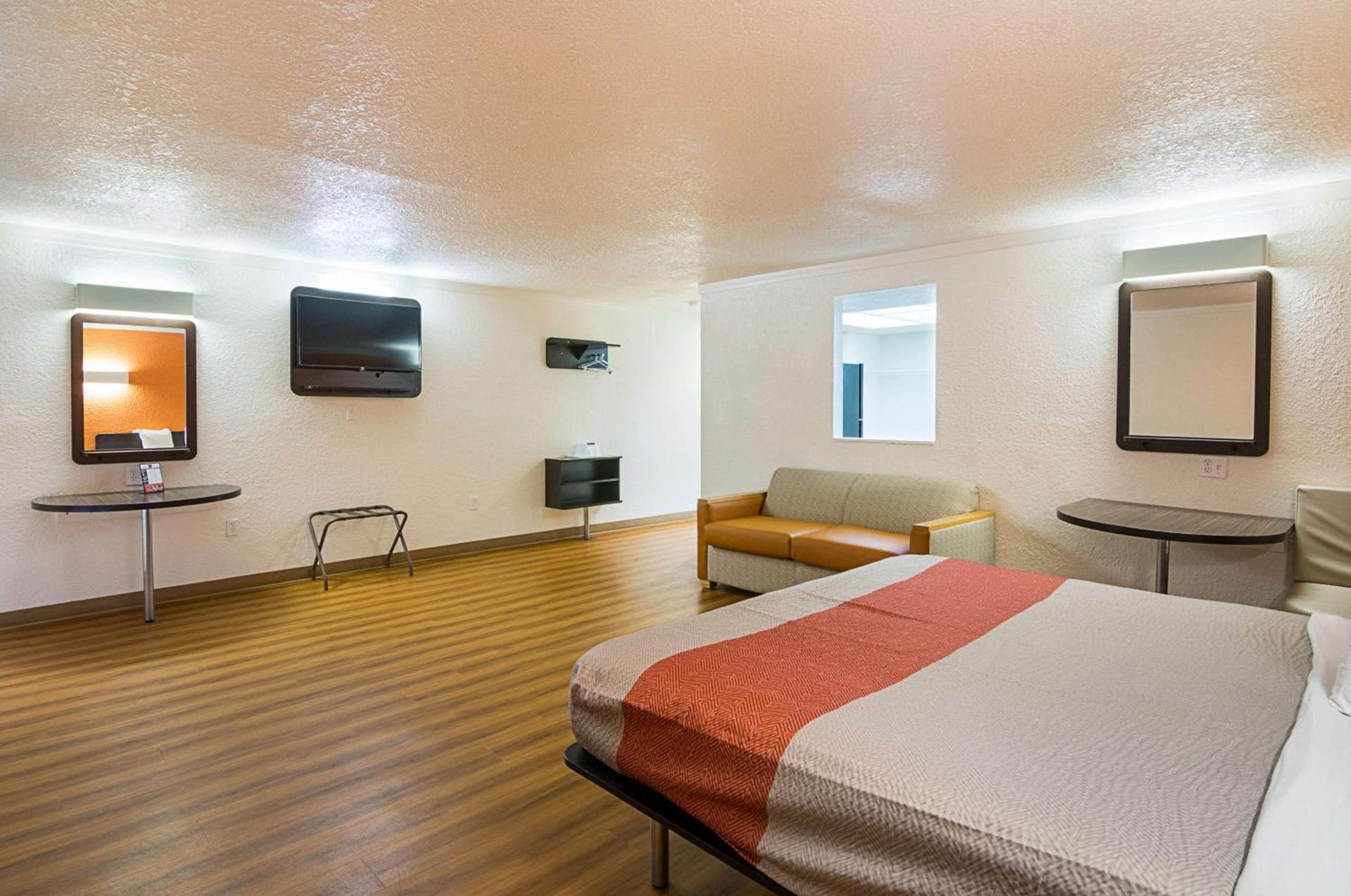Motel 6-Tampa, FL - Fairgrounds photo 48