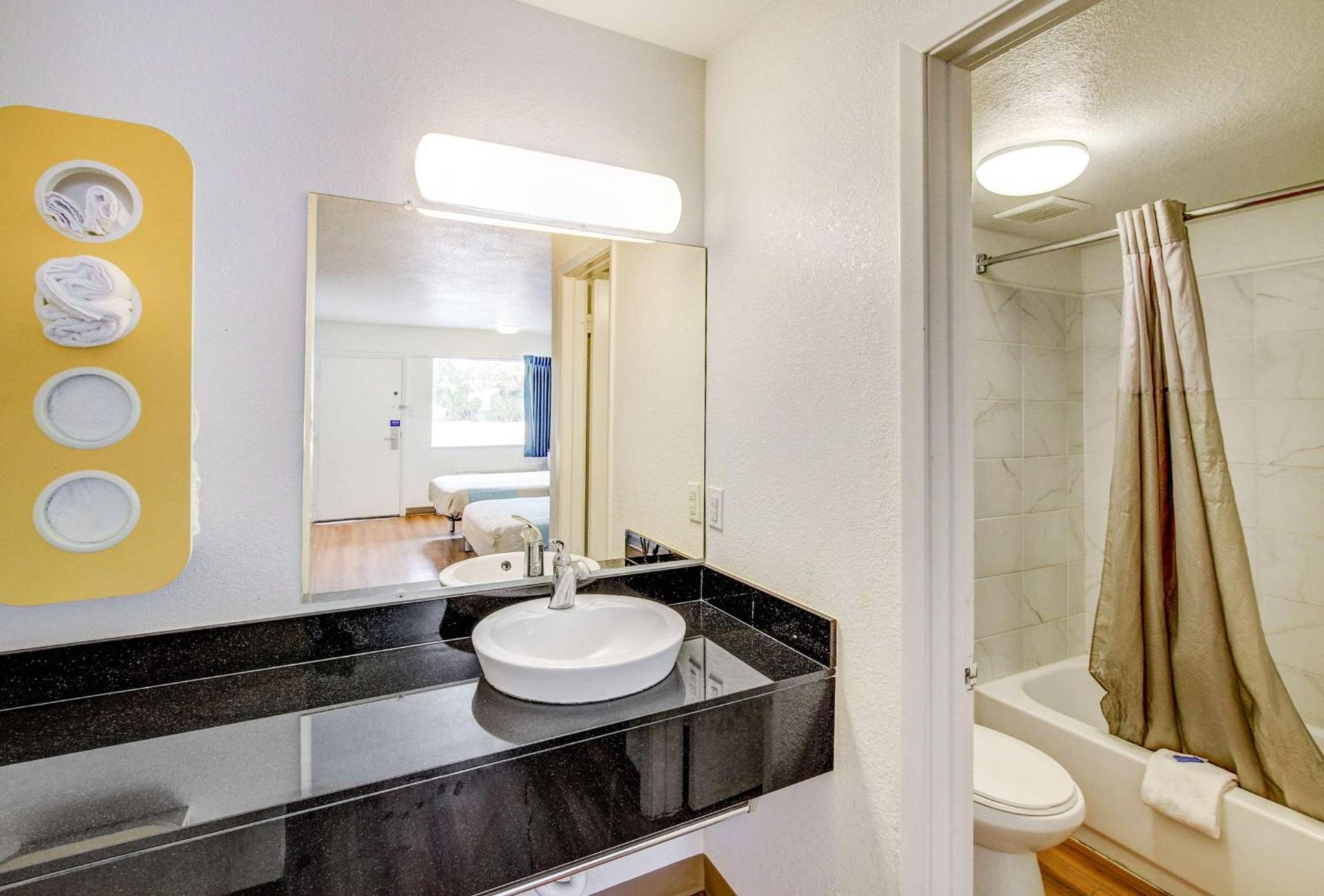 Motel 6 Waco - Lacy Lakeview photo 10