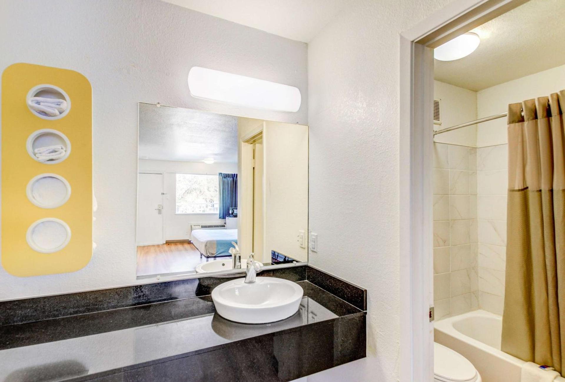 Motel 6 Waco - Lacy Lakeview photo 7
