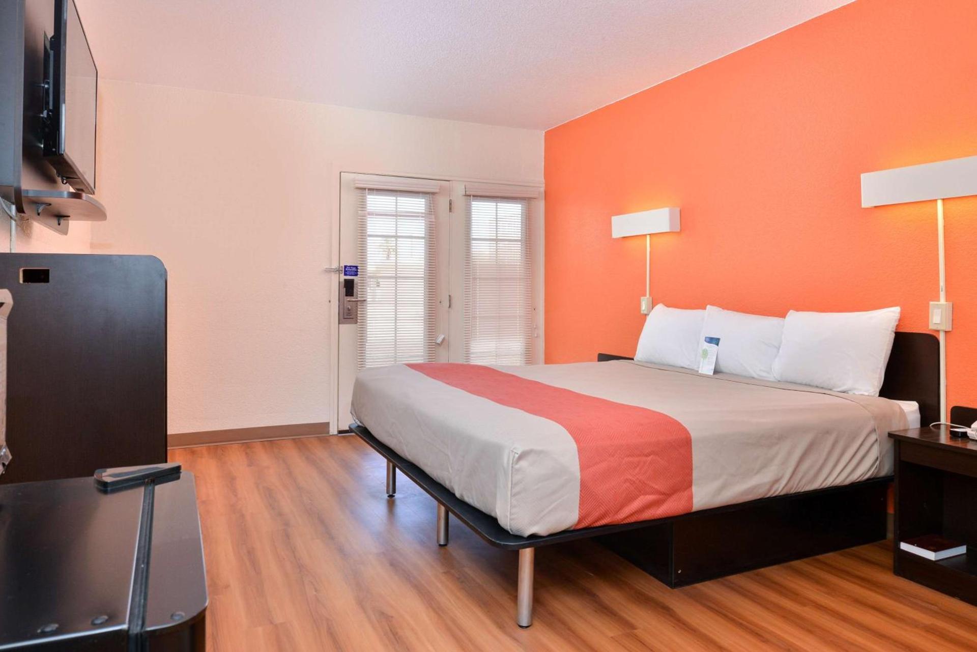 Days Inn by Wyndham Brawley photo 12