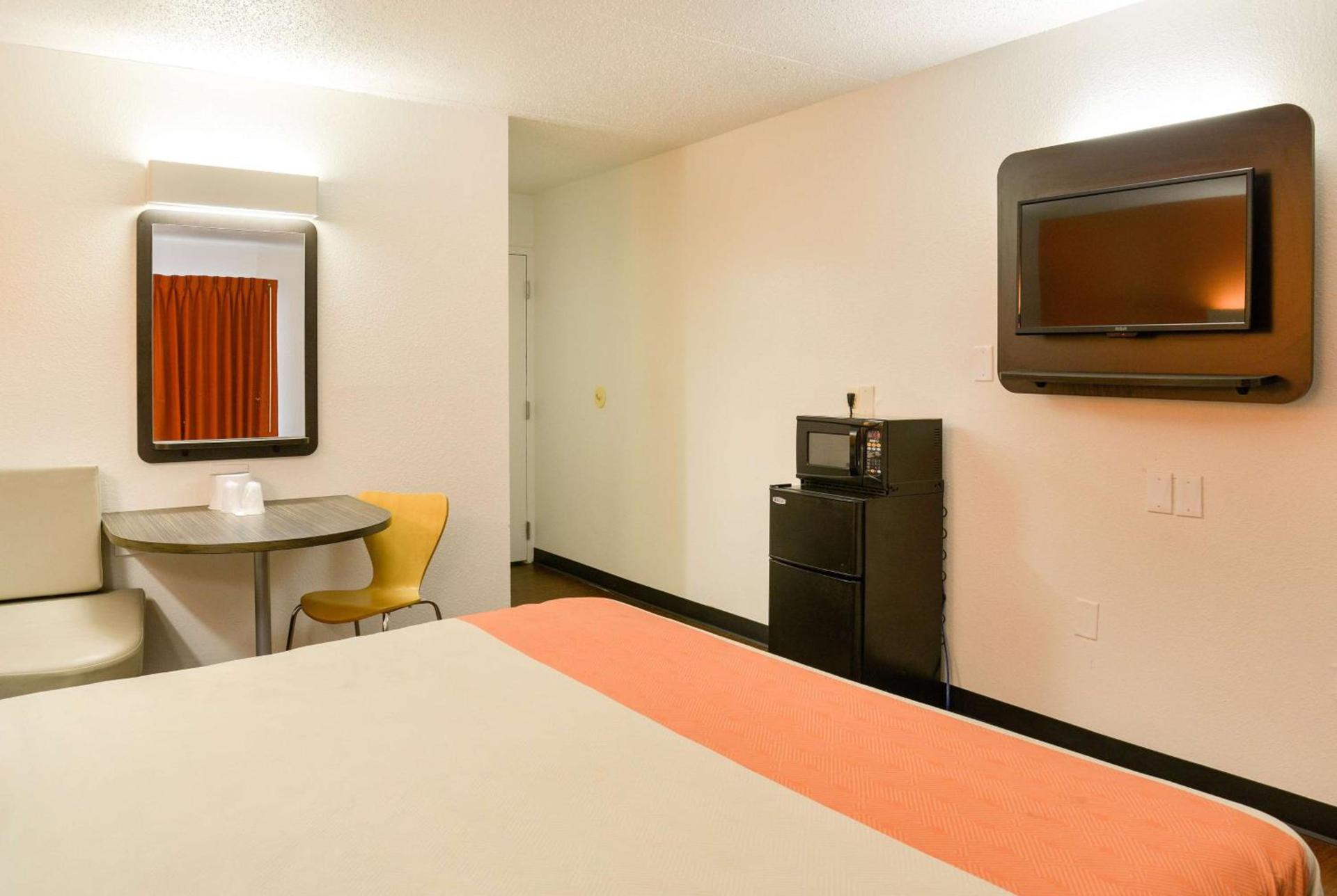Motel 6-Toledo, OH photo 42