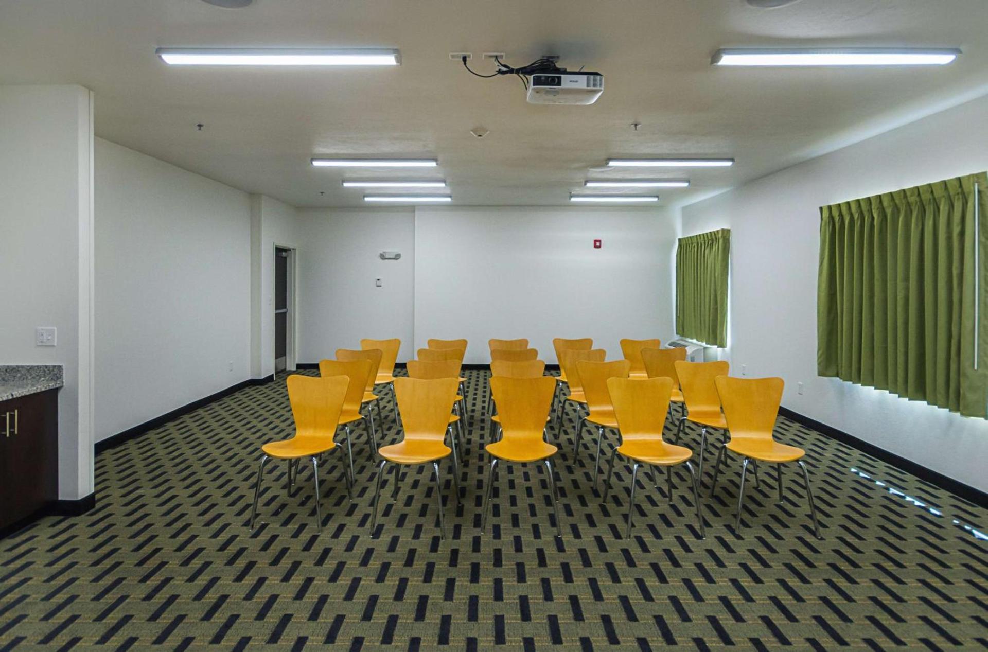 Days Inn by Wyndham South Bend/Notre Dame photo 61