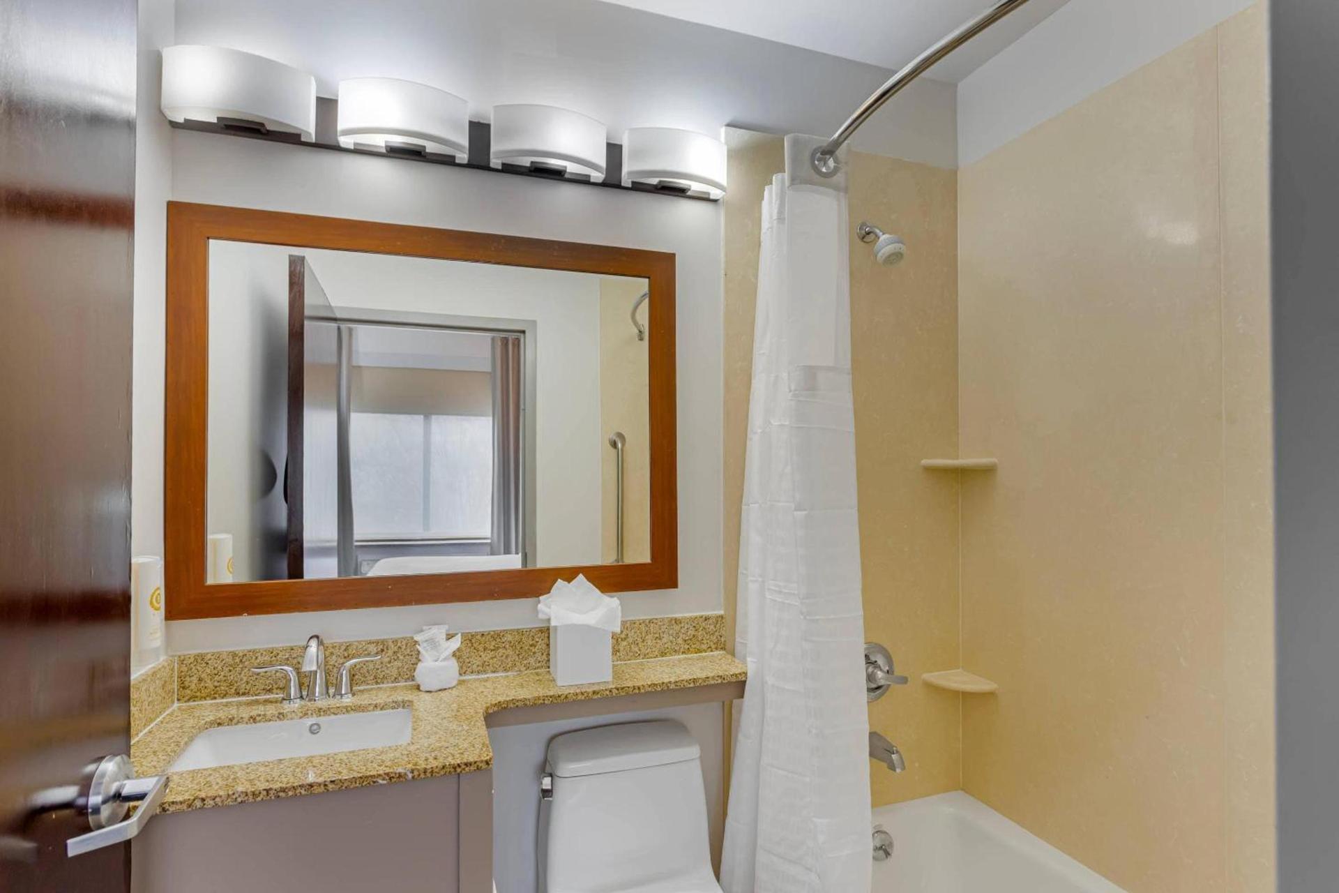Comfort Inn Staten Island photo 17