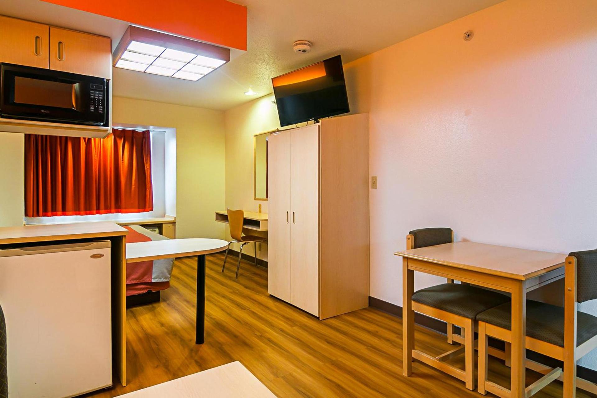 Motel 6-Sycamore, IL photo 14