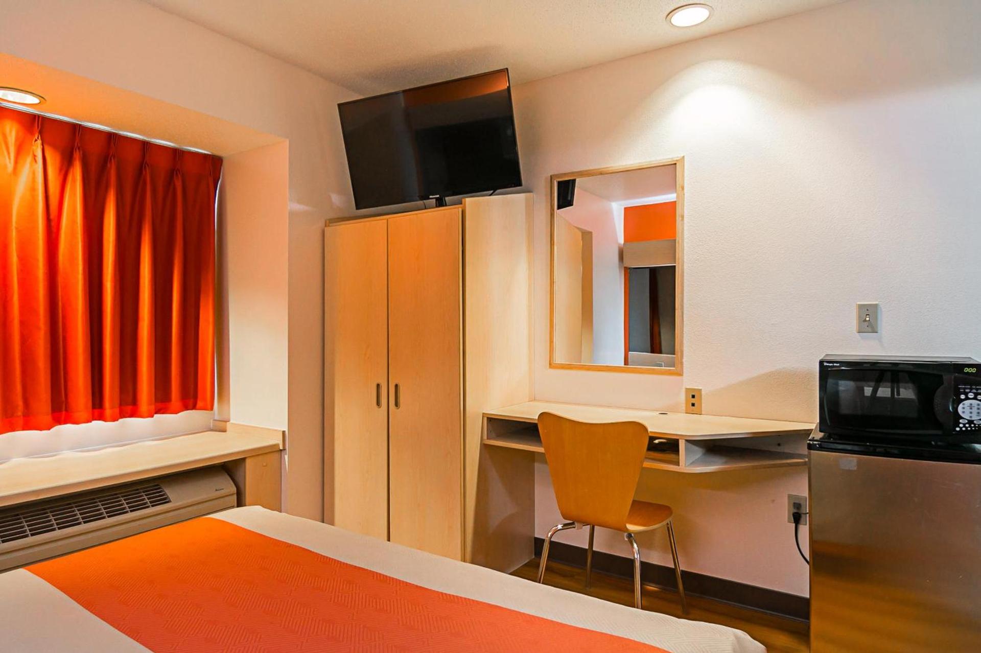 Motel 6-Sycamore, IL photo 18