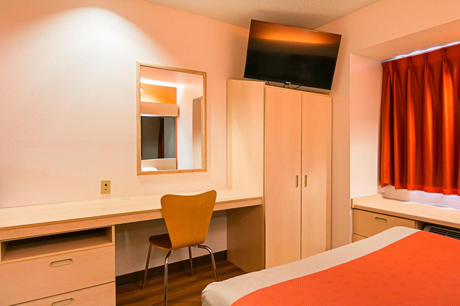 Motel 6-Sycamore, IL photo 23