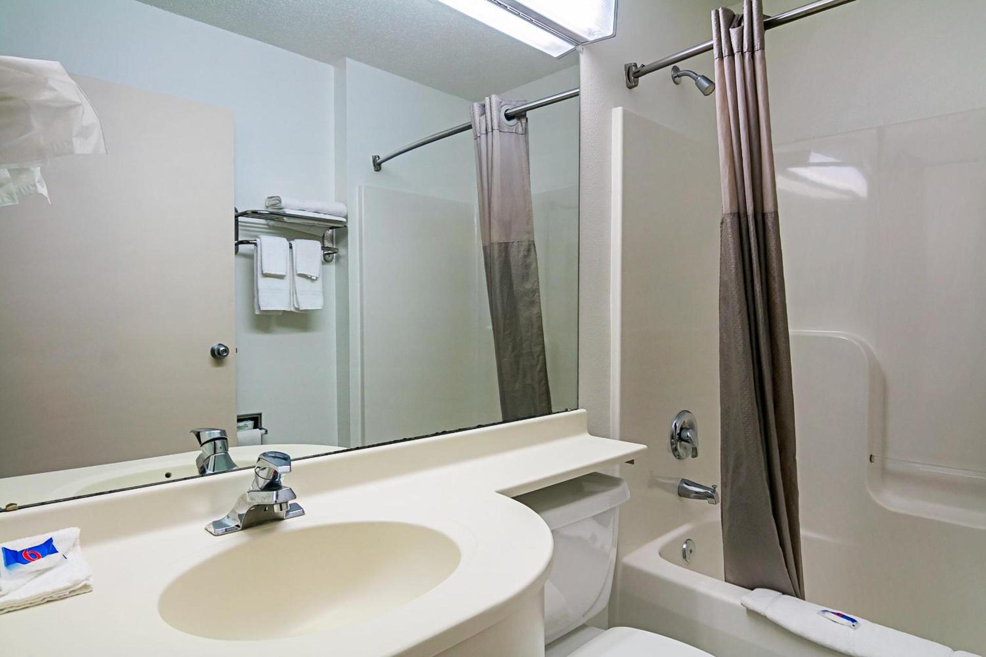 Motel 6-Sycamore, IL photo 25