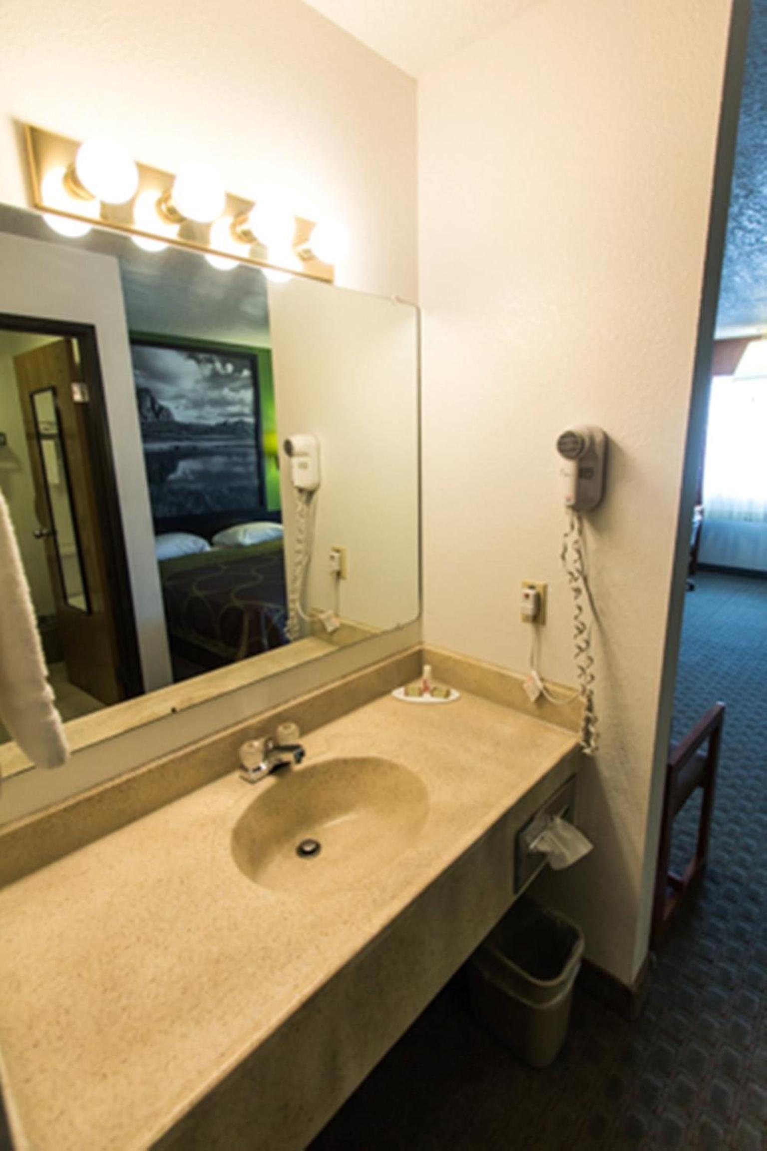 Super 8 by Wyndham Price photo 19