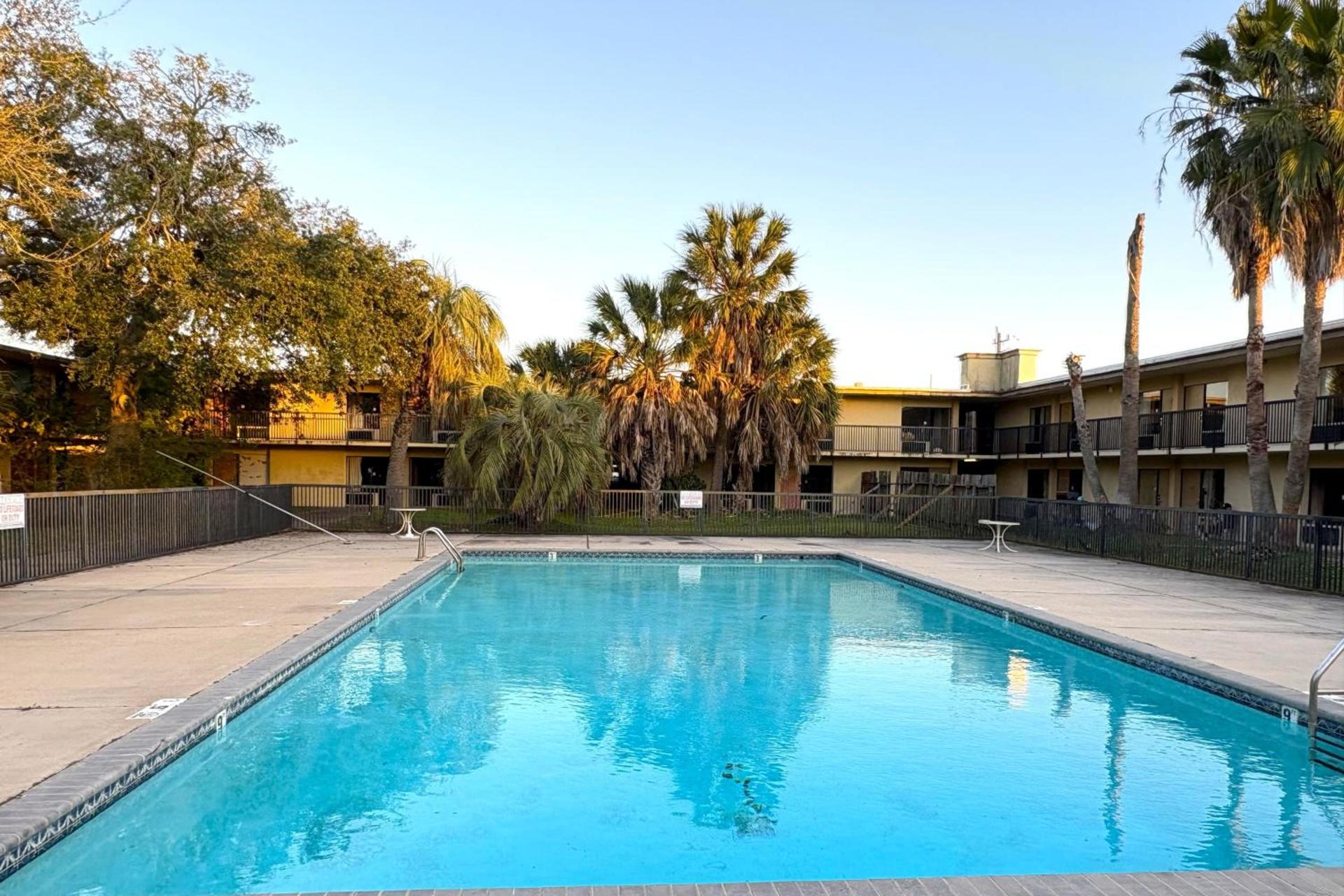 Motel 19 By Capital O Baytown I-10 photo 23