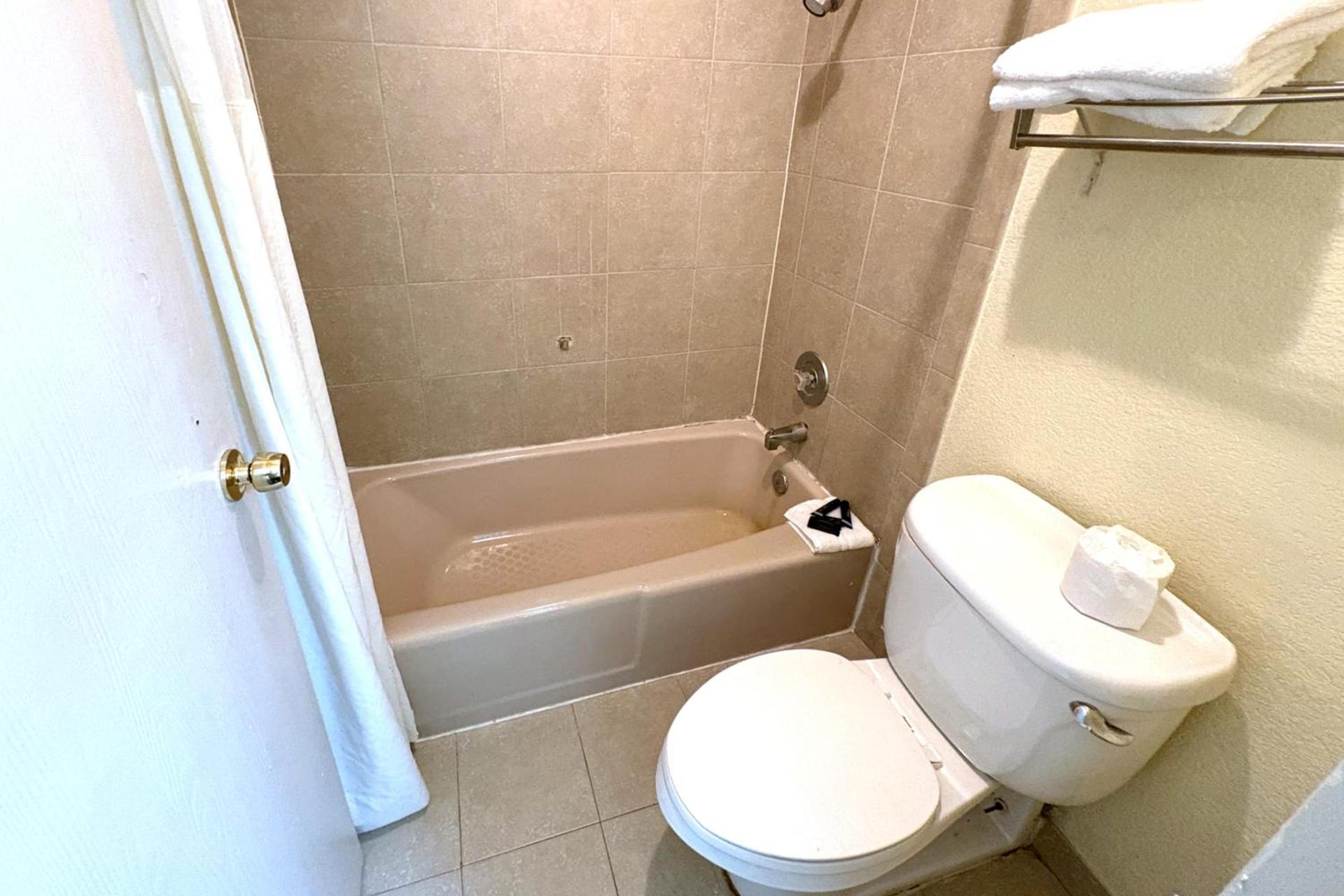 Motel 19 By Capital O Baytown I-10 photo 27