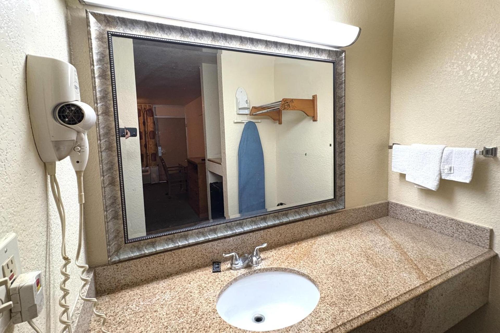 Motel 19 By Capital O Baytown I-10 photo 26