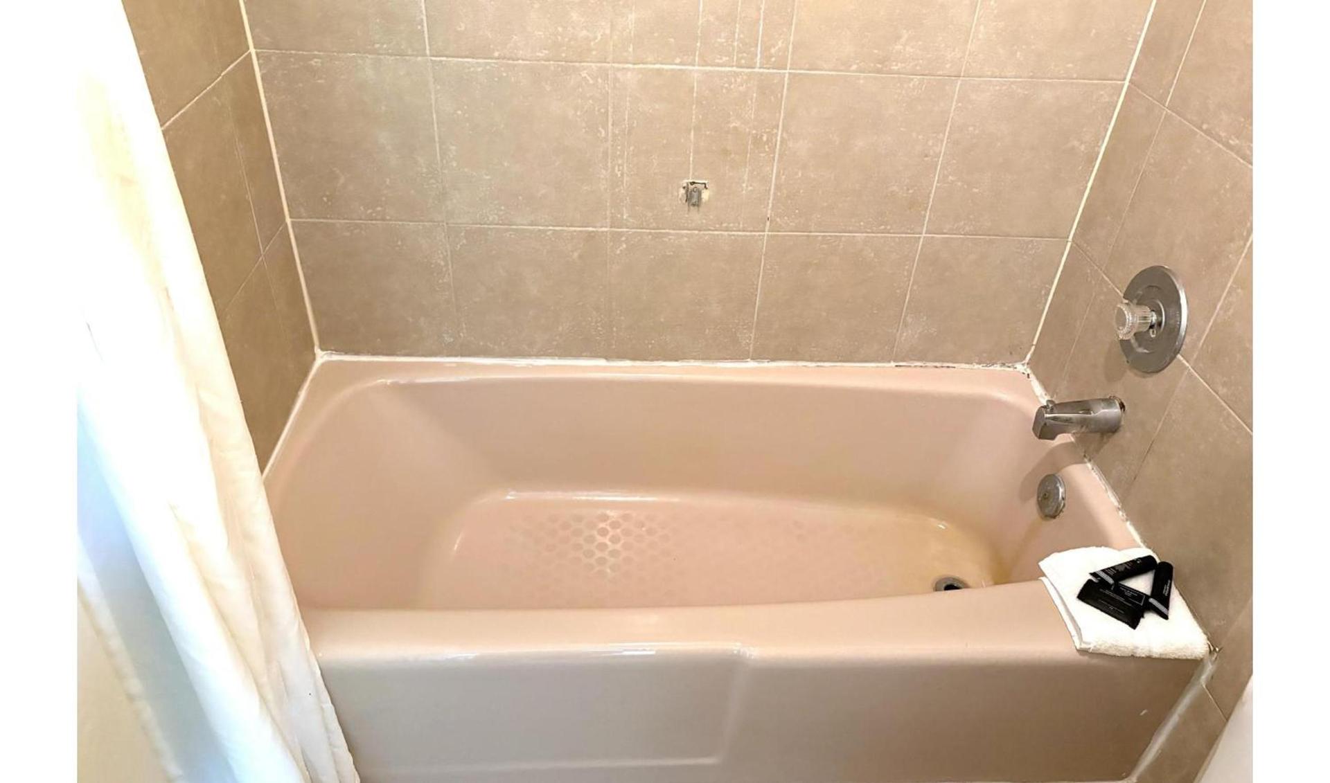Motel 19 By Capital O Baytown I-10 photo 24