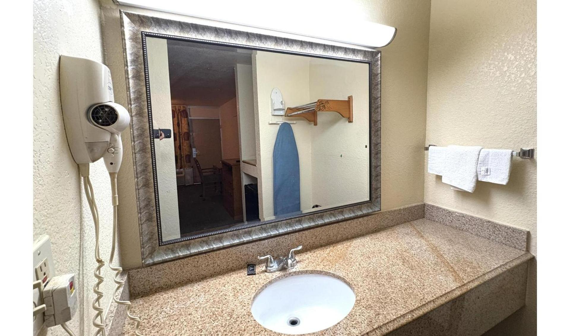 Motel 19 By Capital O Baytown I-10 photo 4