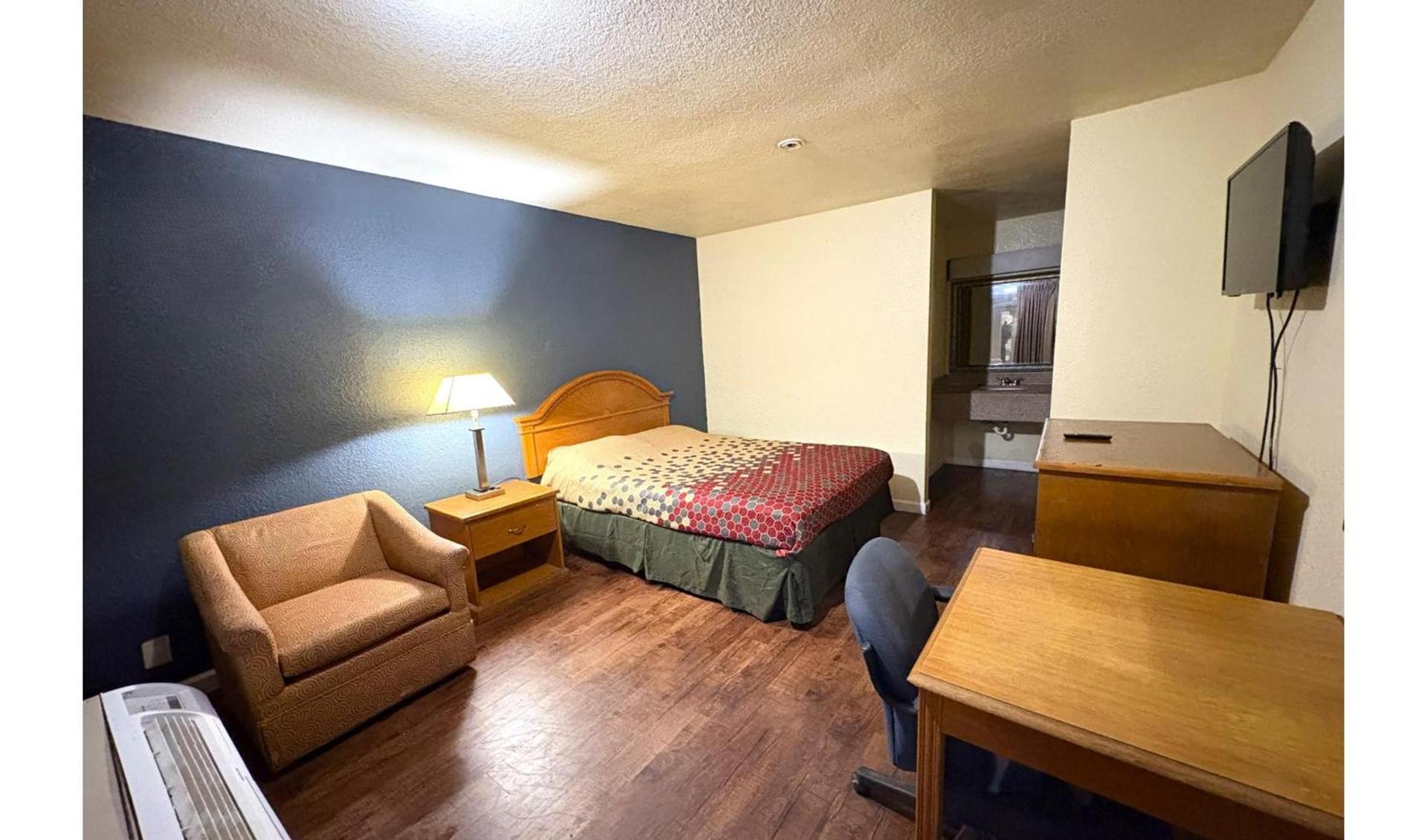 Motel 19 By Capital O Baytown I-10 photo 3