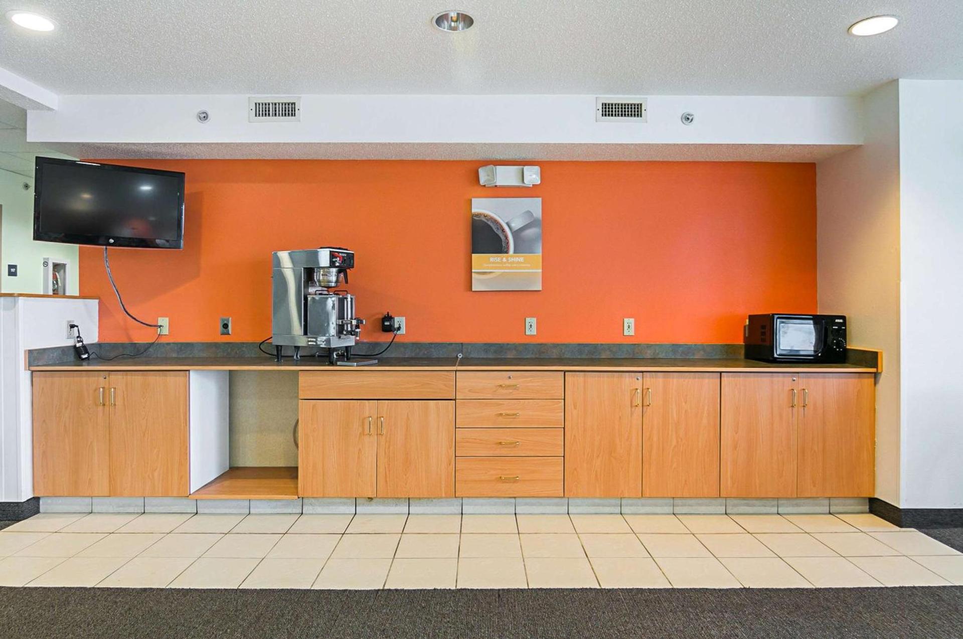 Motel 6-Sycamore, IL photo 51