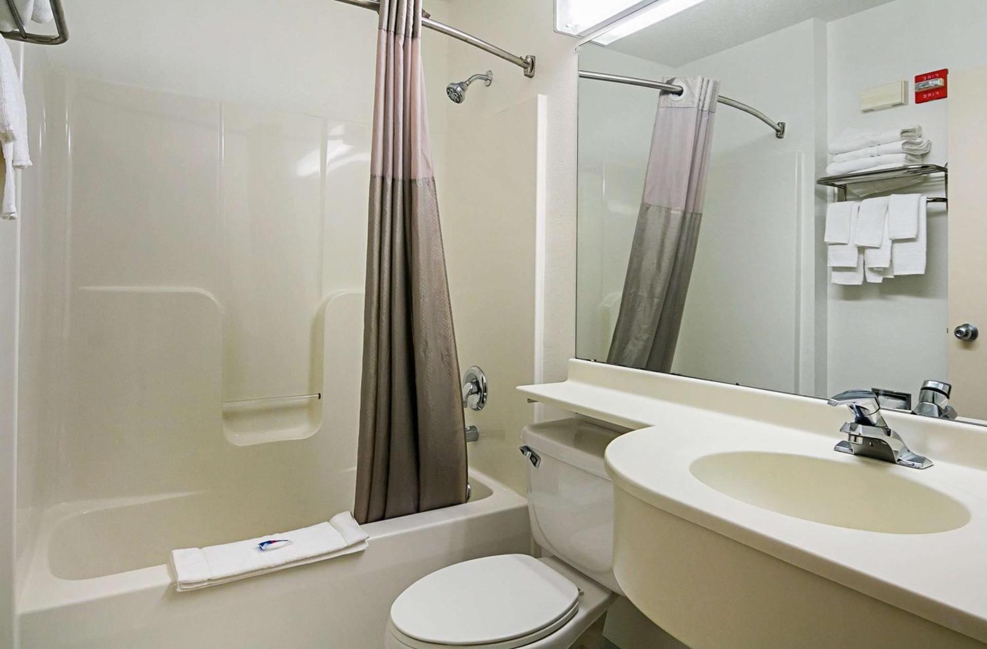 Motel 6-Sycamore, IL photo 38