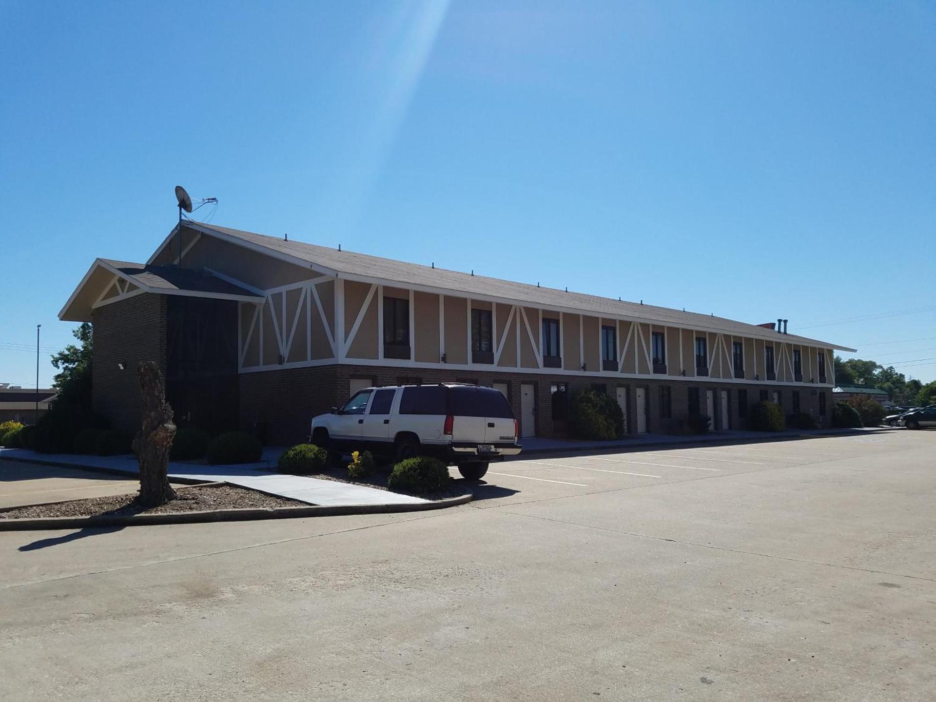 Super 8 by Wyndham Bentonville photo 22