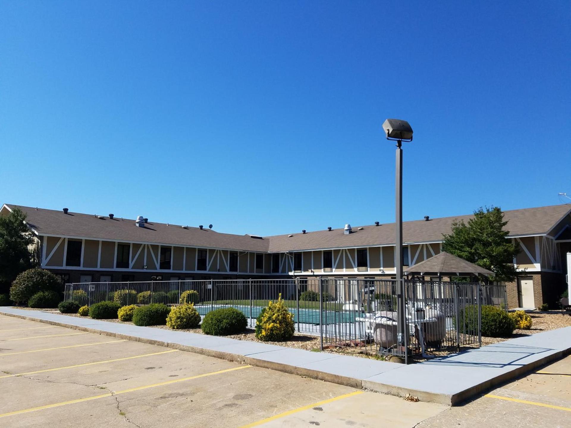 Super 8 by Wyndham Bentonville photo 23