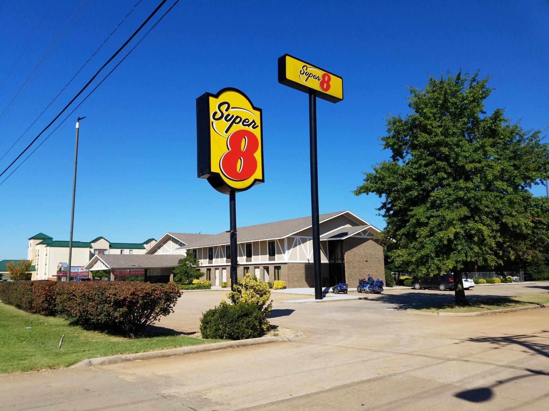 Super 8 by Wyndham Bentonville photo 16