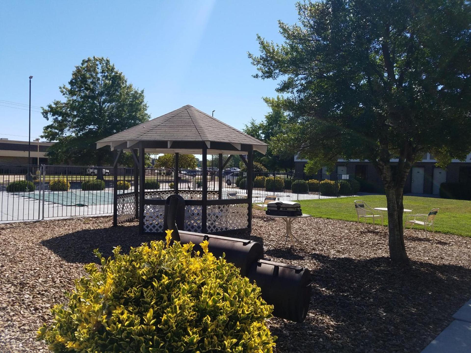 Super 8 by Wyndham Bentonville photo 25