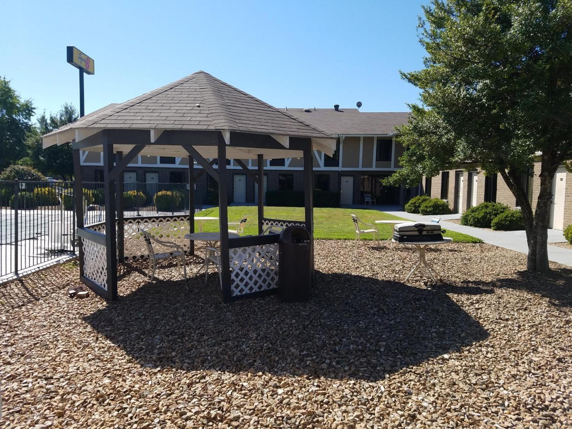 Super 8 by Wyndham Bentonville photo 26