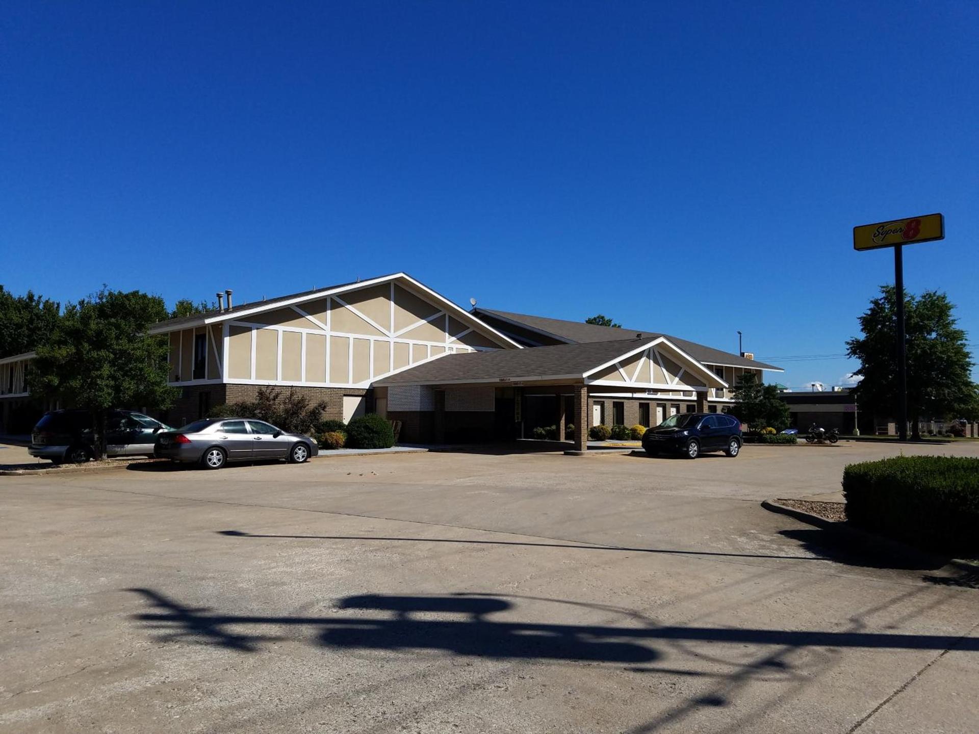 Super 8 by Wyndham Bentonville photo 27