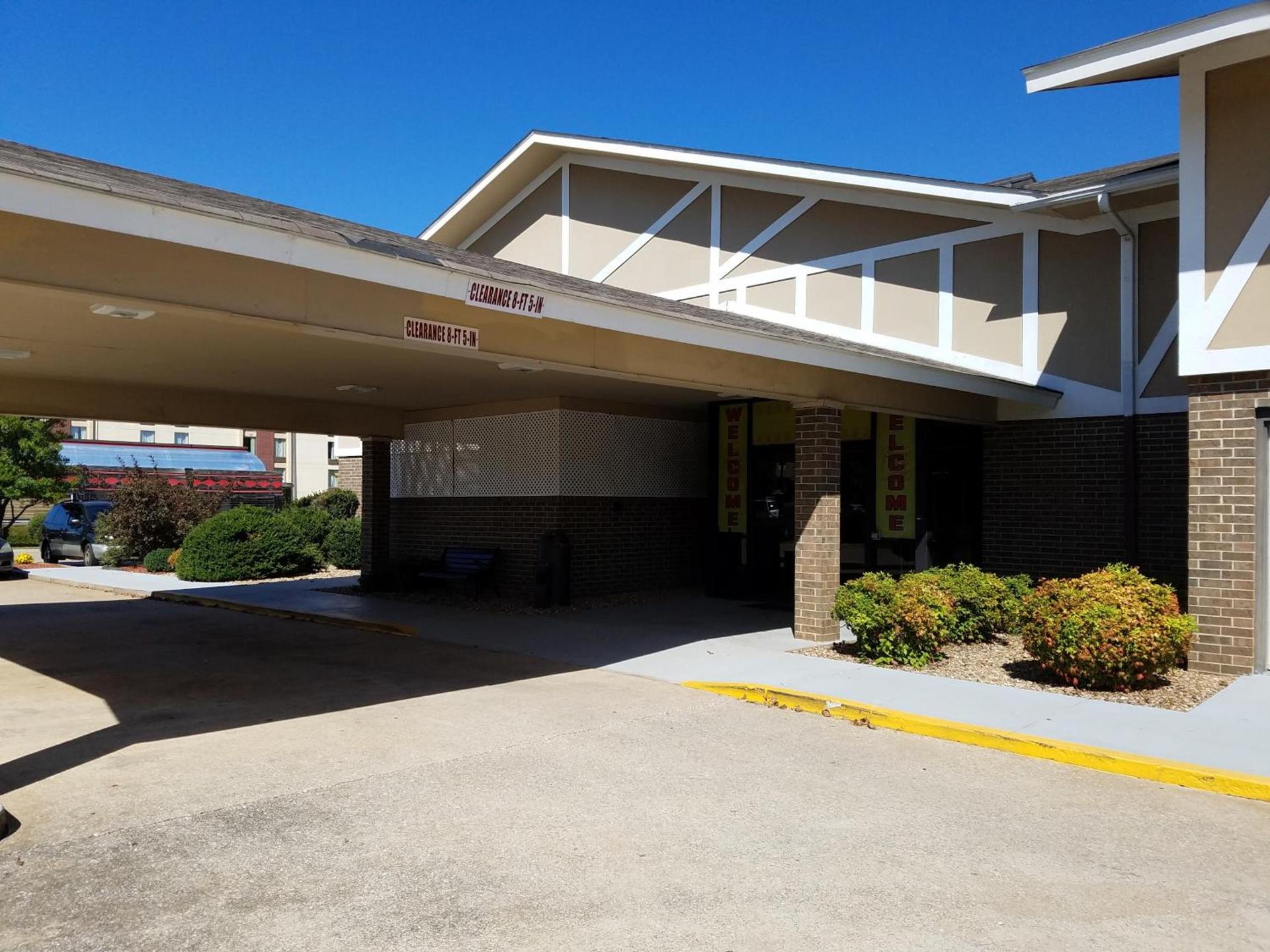 Super 8 by Wyndham Bentonville photo 28